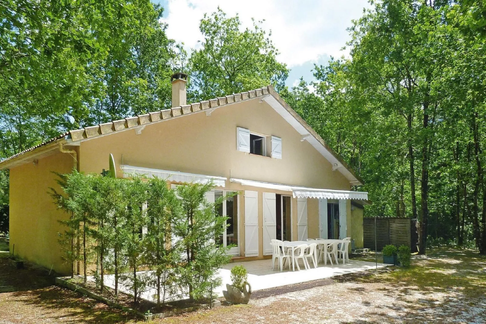 Holiday home Grayan-et-l'Hôpital-Buitenkant zomer