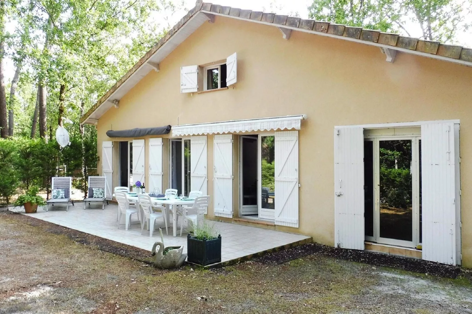 Holiday home Grayan-et-l'Hôpital-Buitenkant zomer