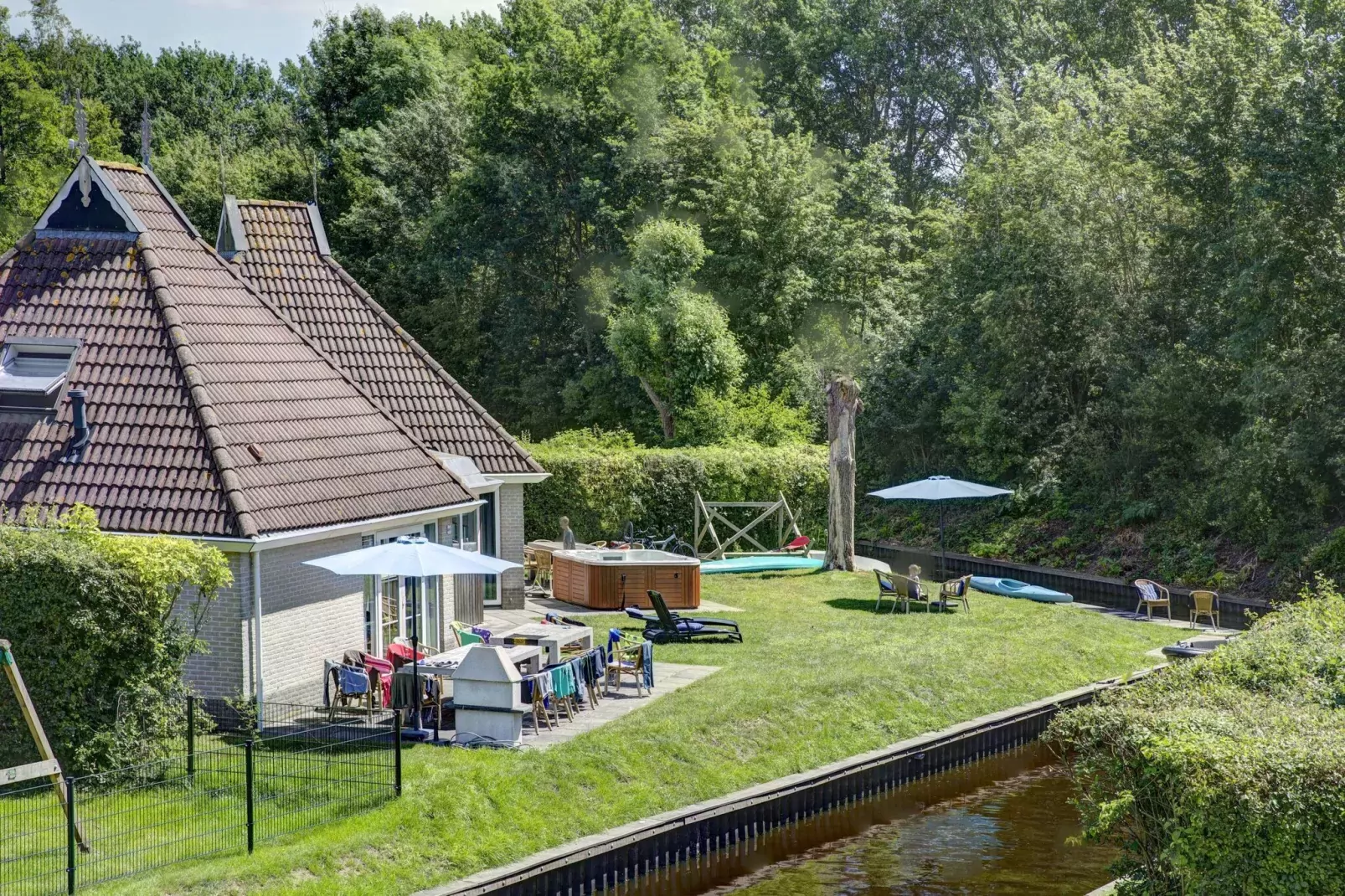 Grand Sechstjin Wellness de luxe met sauna en buitenspa-Buitenkant zomer