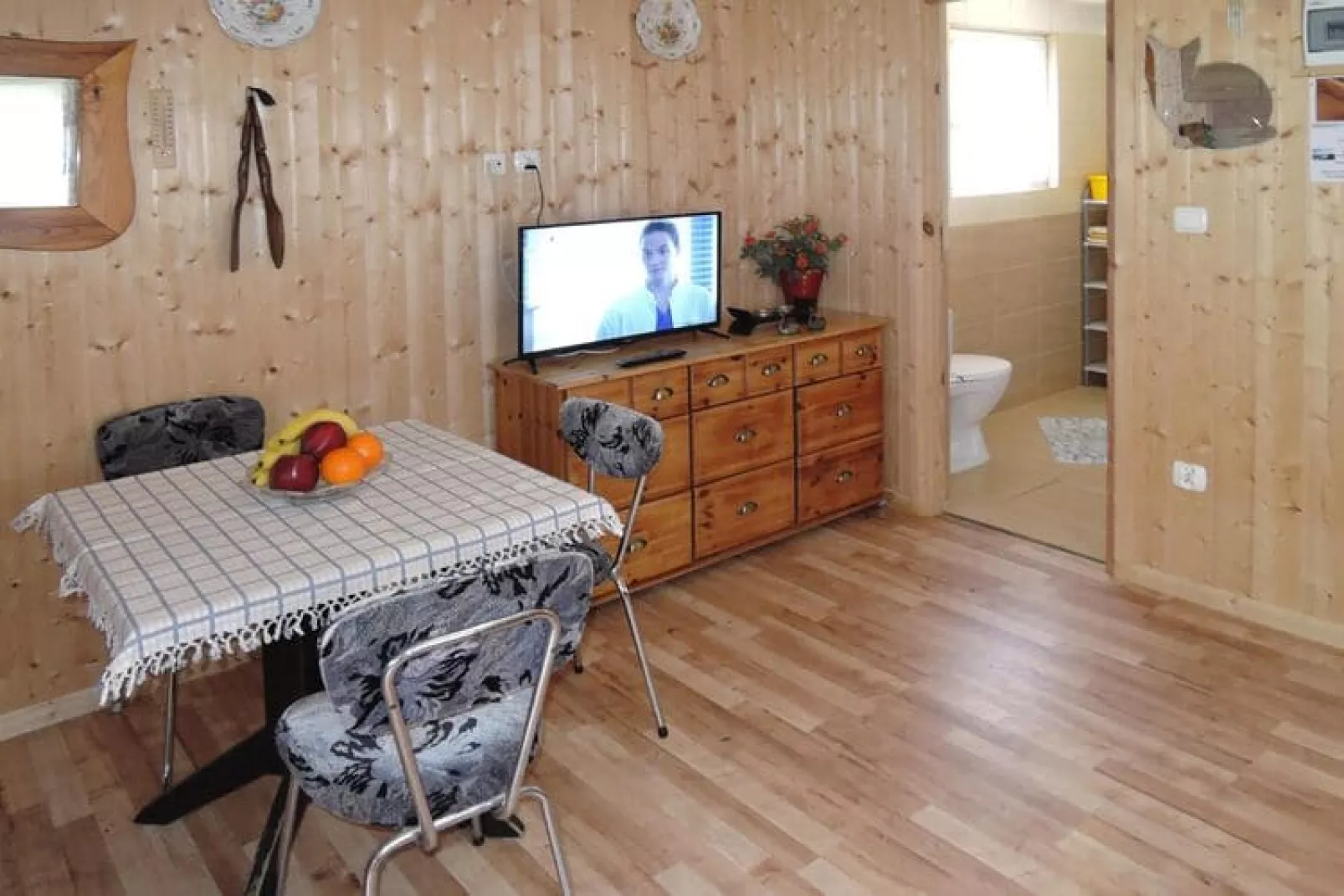 Holiday resort in Wiselka for 3 persons with carpark space-Woonkamer