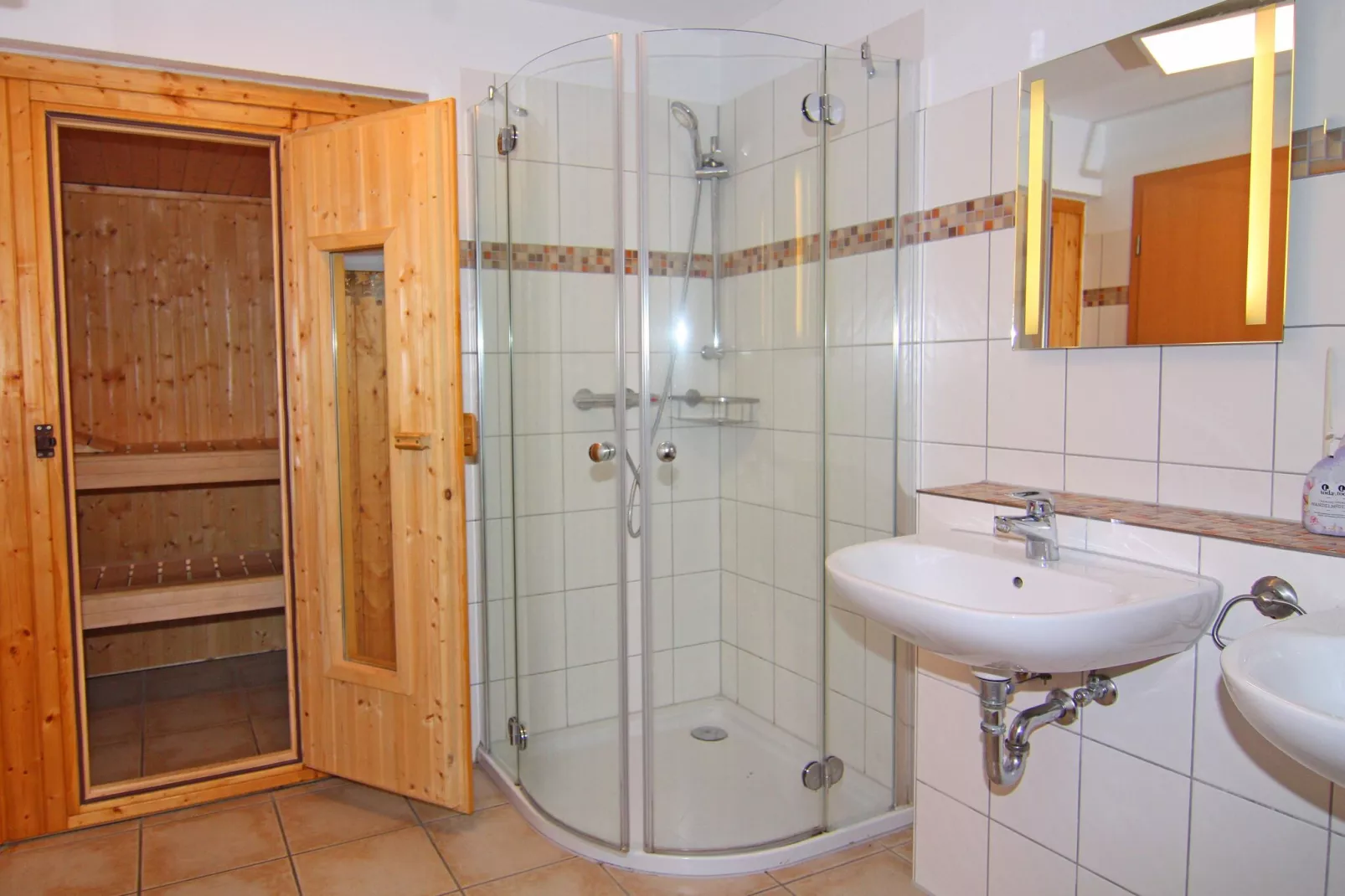 DHH Ostseehaus  I links-Badkamer