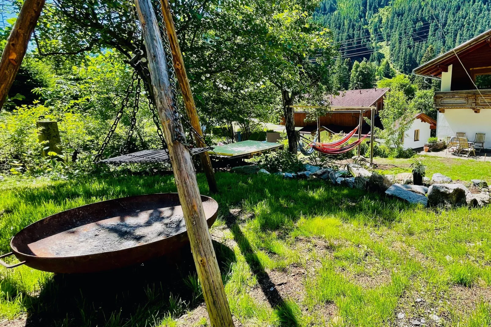 Backyard Mountain Hostel-Tuinen zomer