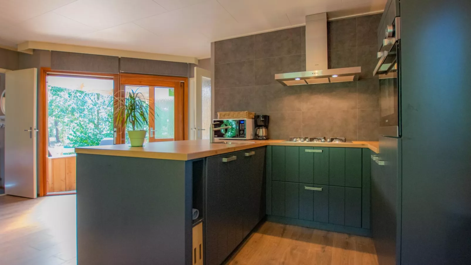 Witte Bungalow-Keuken