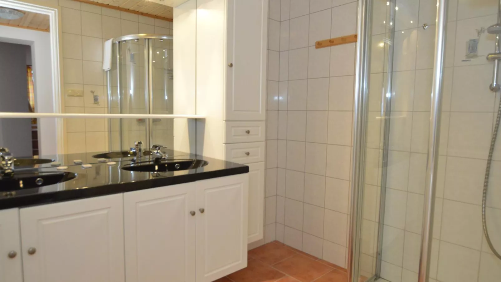 Chapter Two-Badkamer