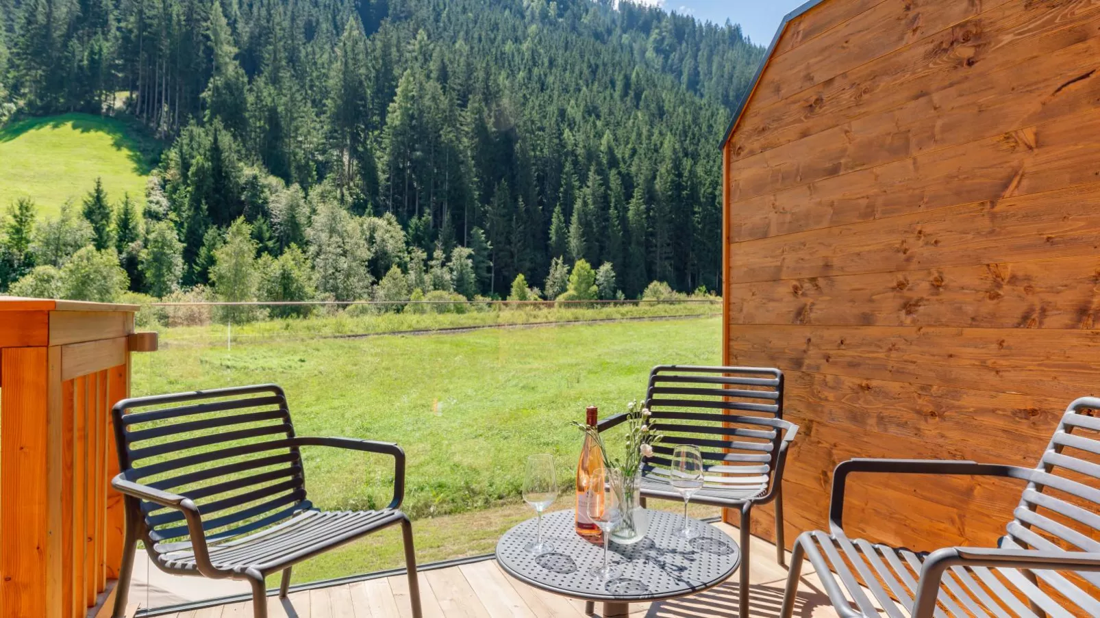 Felsener Wald-Terrasbalkon