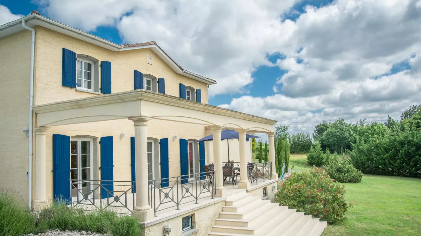 Villa de Montaigu-Buitenkant zomer