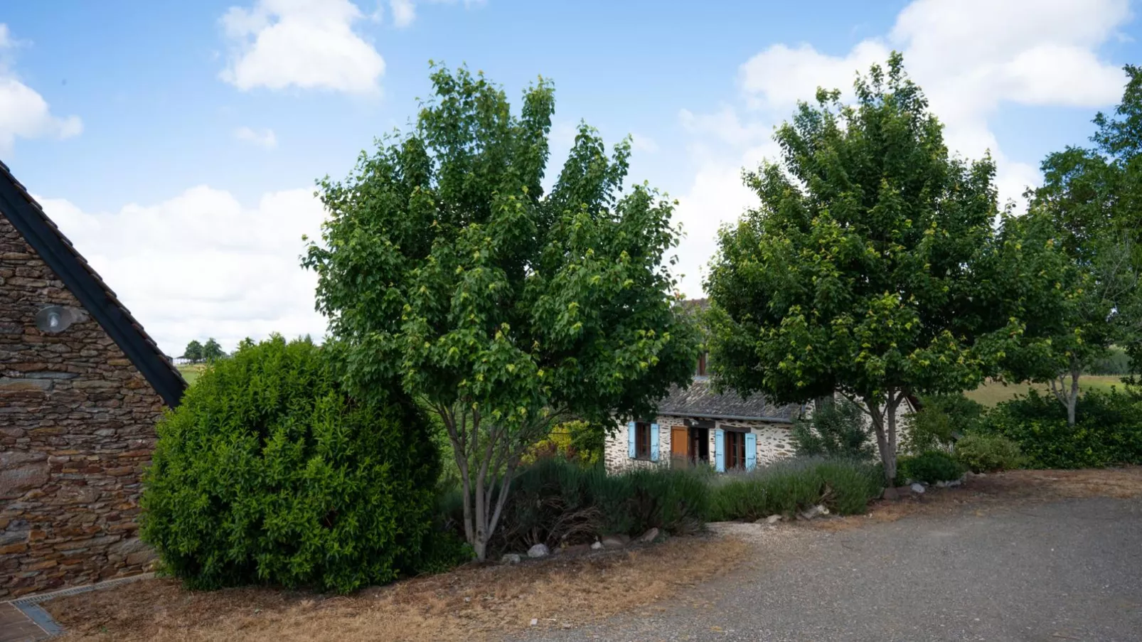 Gite Les Corbieres-Buitenkant zomer