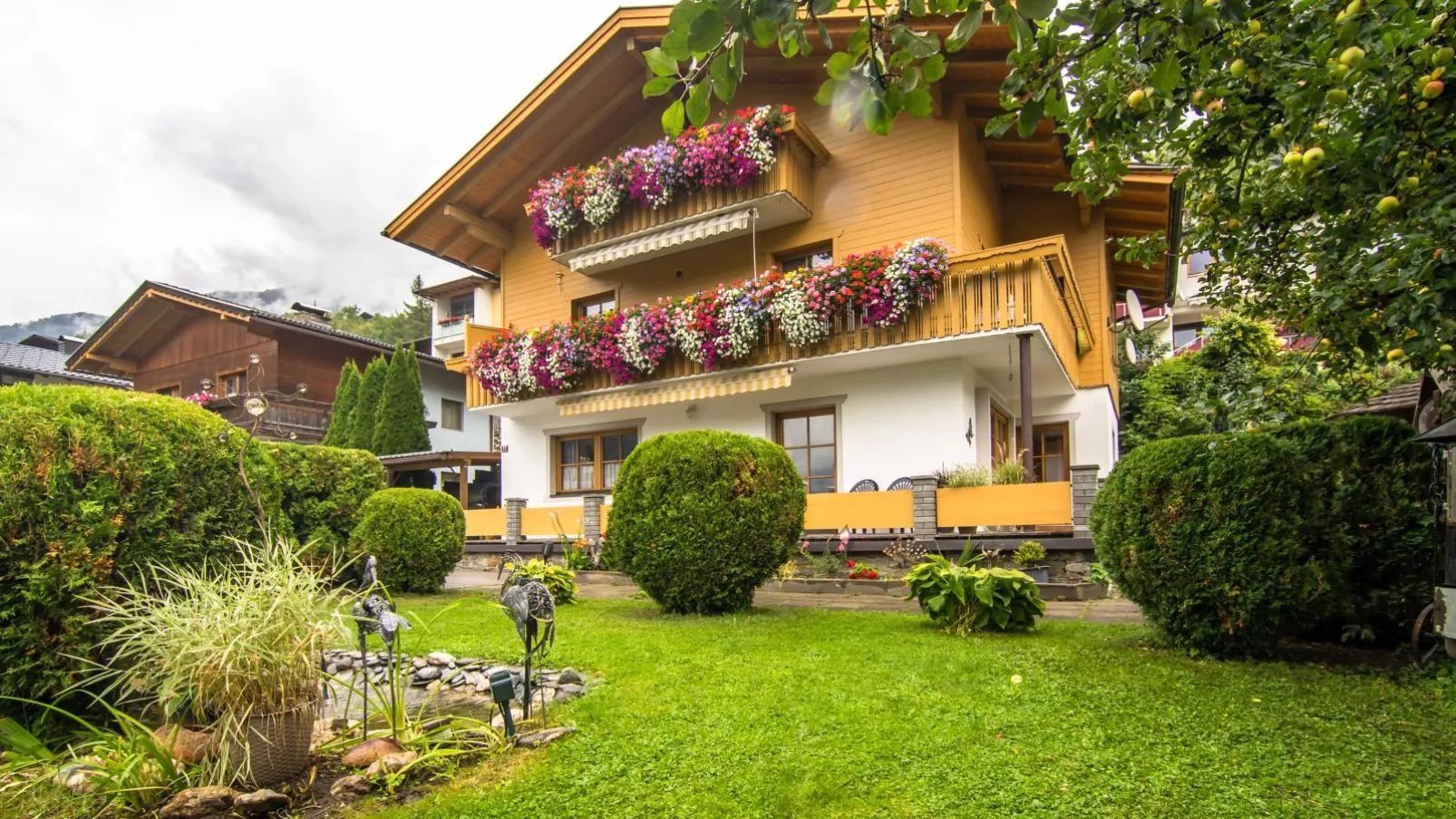 Apartment Larcher-Buitenkant zomer