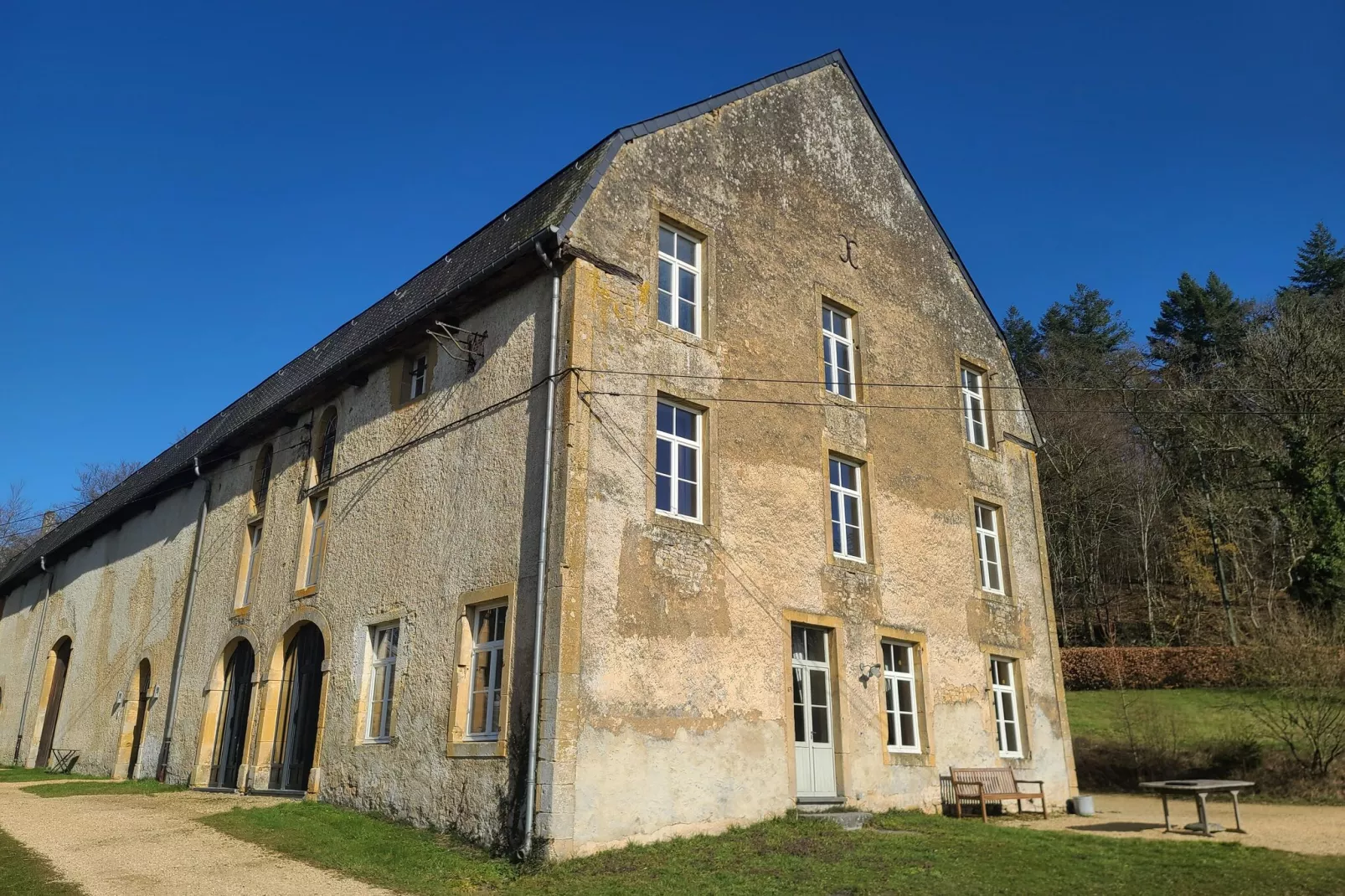 Forges d'Orval-Buitenkant zomer
