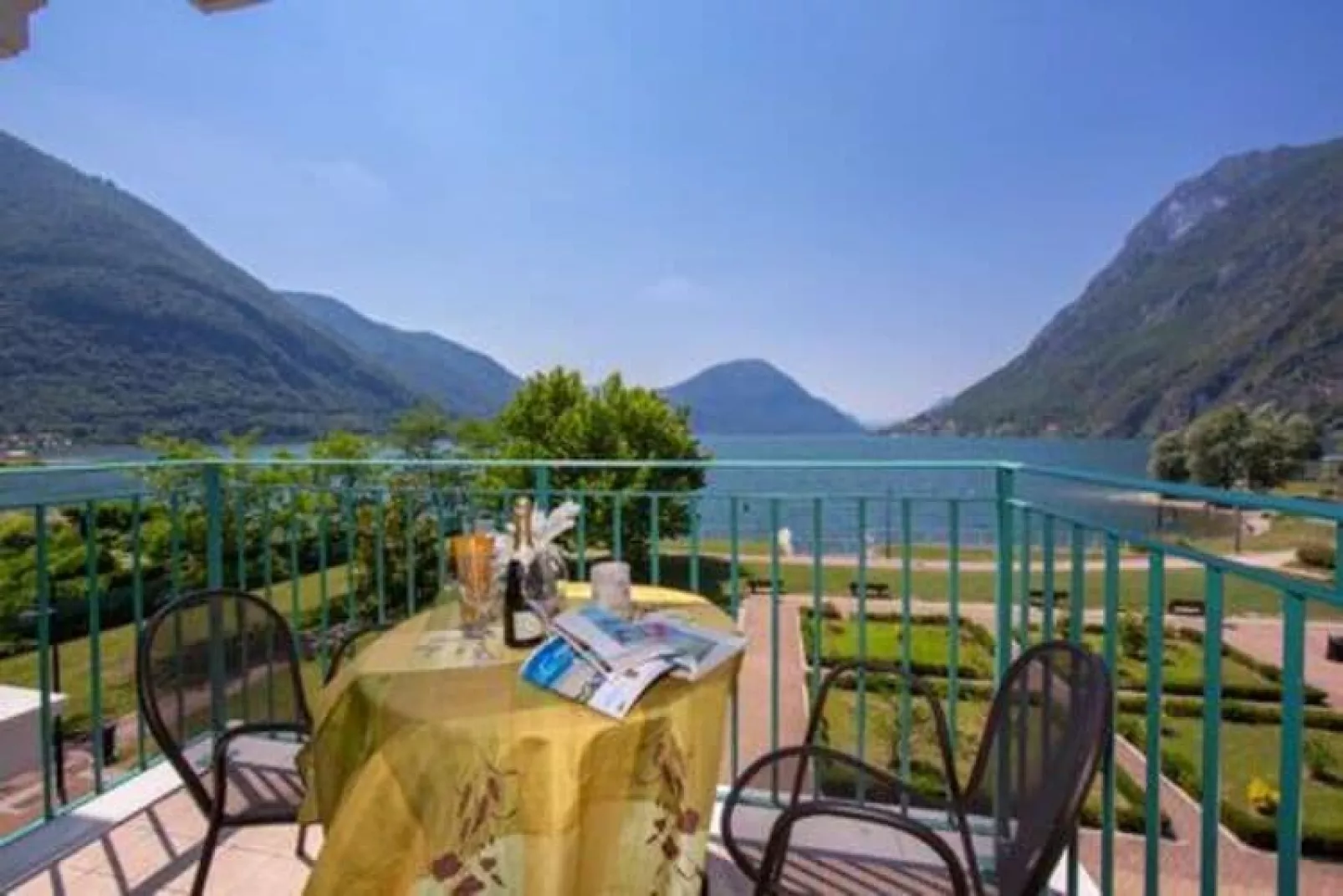 Residence Porto Letizia Porlezza - 6  Village Trilocale 6 pax Deluxe VGB6D 8229/8230-Terrasbalkon