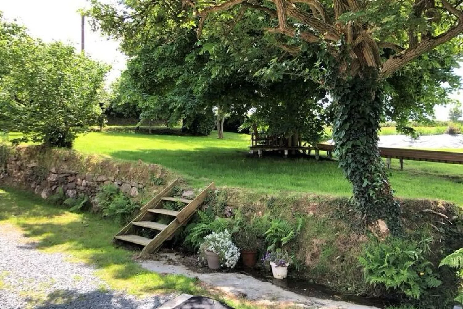 Between land and sea holiday home in the hinterland of the bay of Morlaix-Tuinen zomer