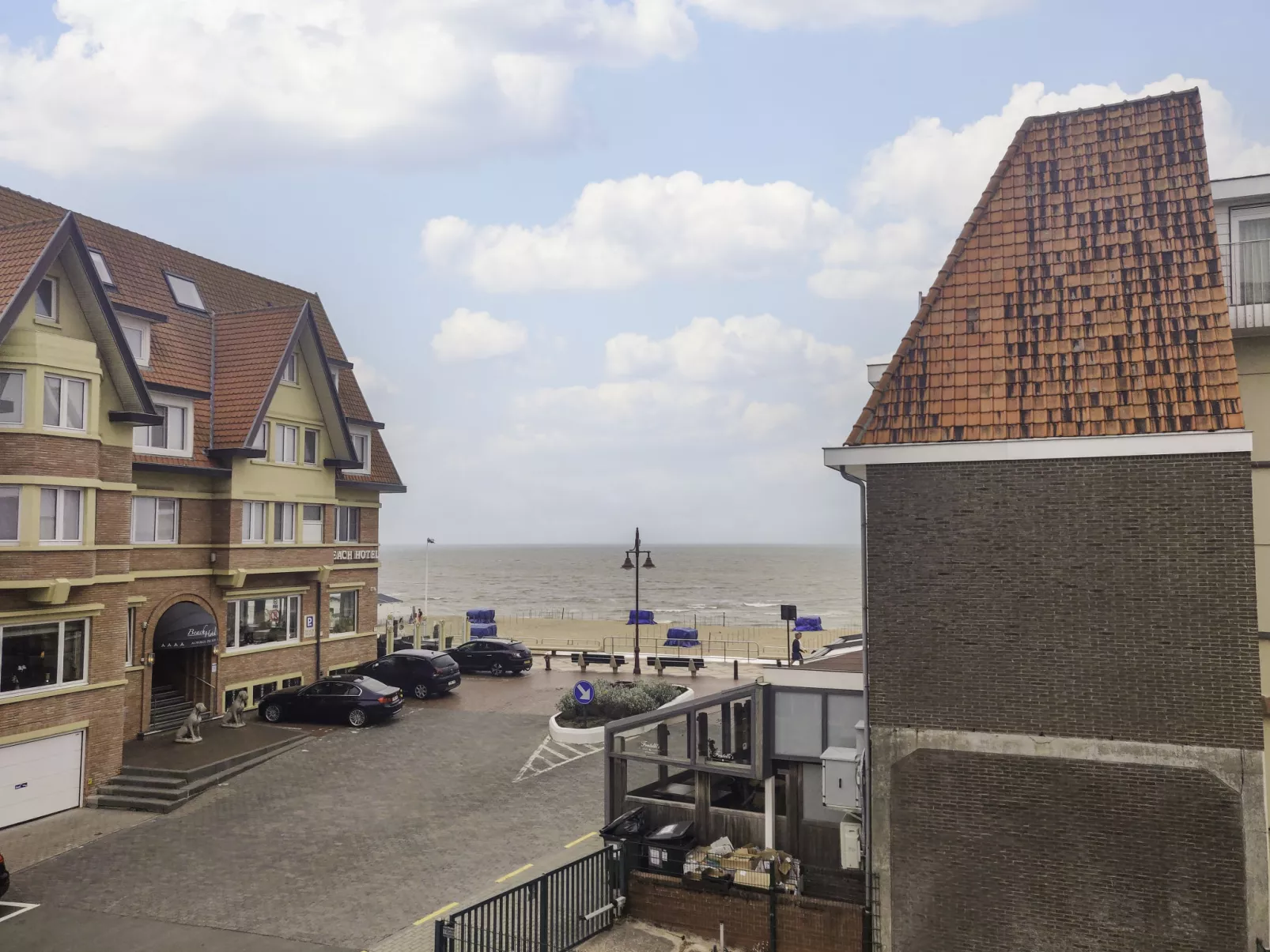 Beach House with lateral seaview-Buiten