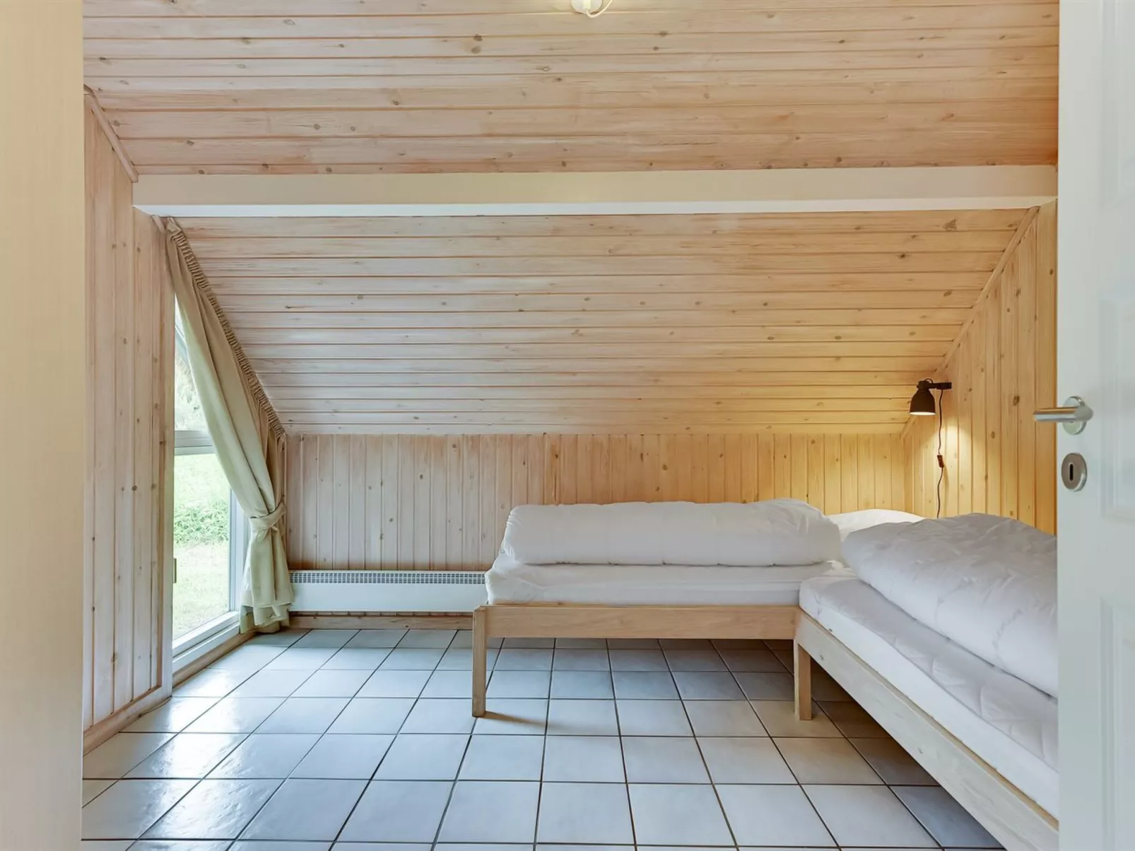 "Ellanor" - 1km from the sea-Binnen