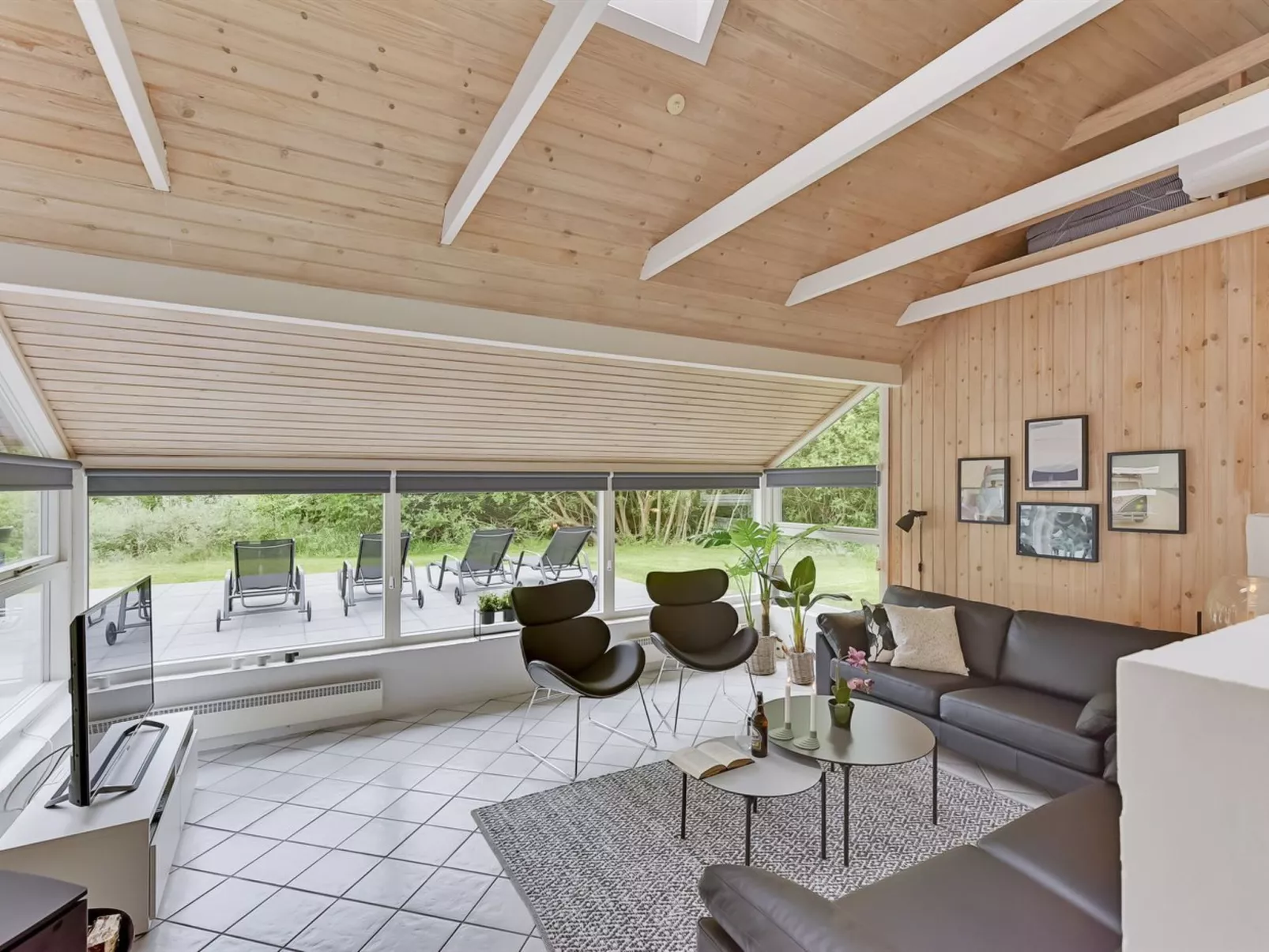 "Ellanor" - 1km from the sea-Binnen