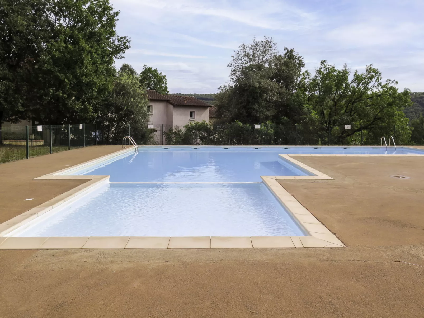 Domaine des Cazelles-Buiten