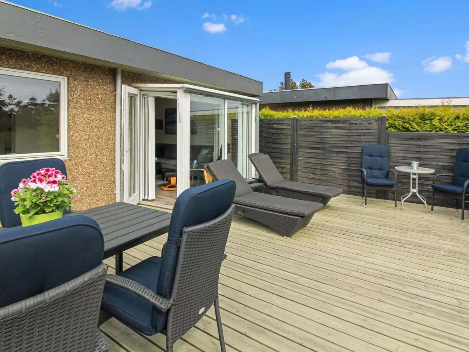 "Clemence" - 900m from the sea-Buiten