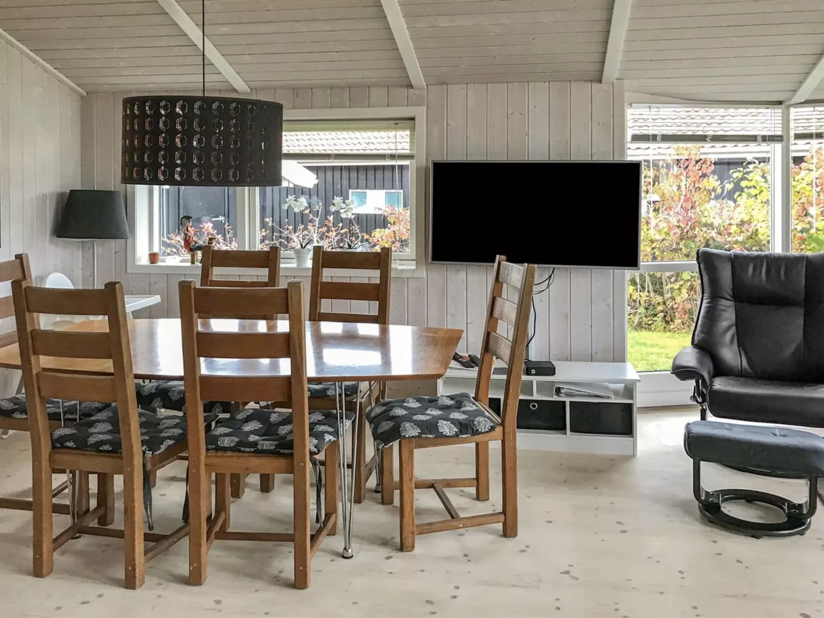 "Birtir" - 1.2km from the sea-Binnen