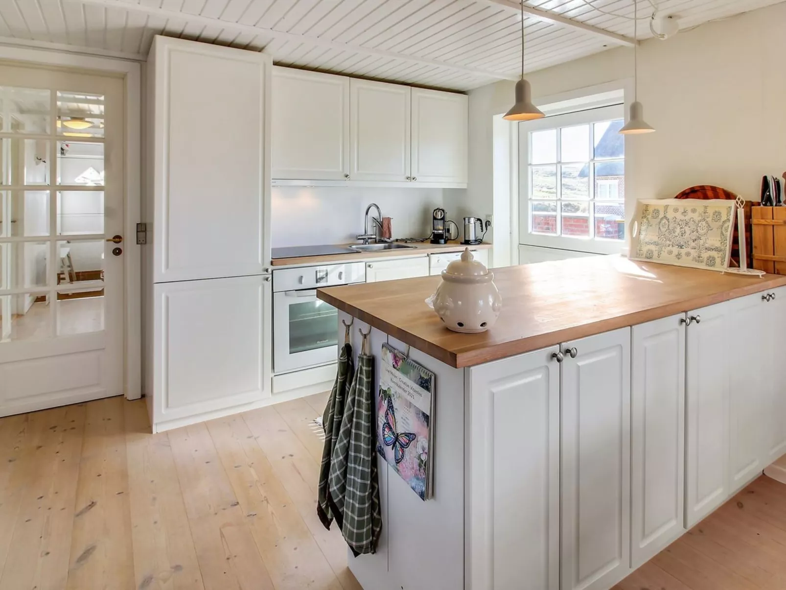 "Iivari" - 1.5km from the sea-Binnen