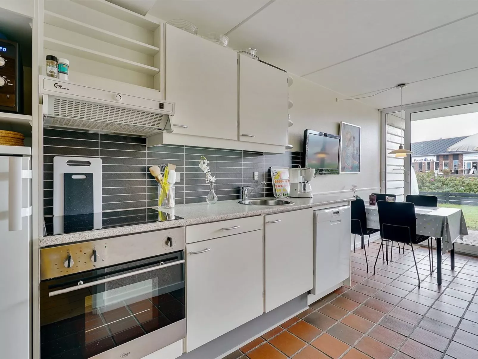 "Iliane" - 100m from the sea-Binnen