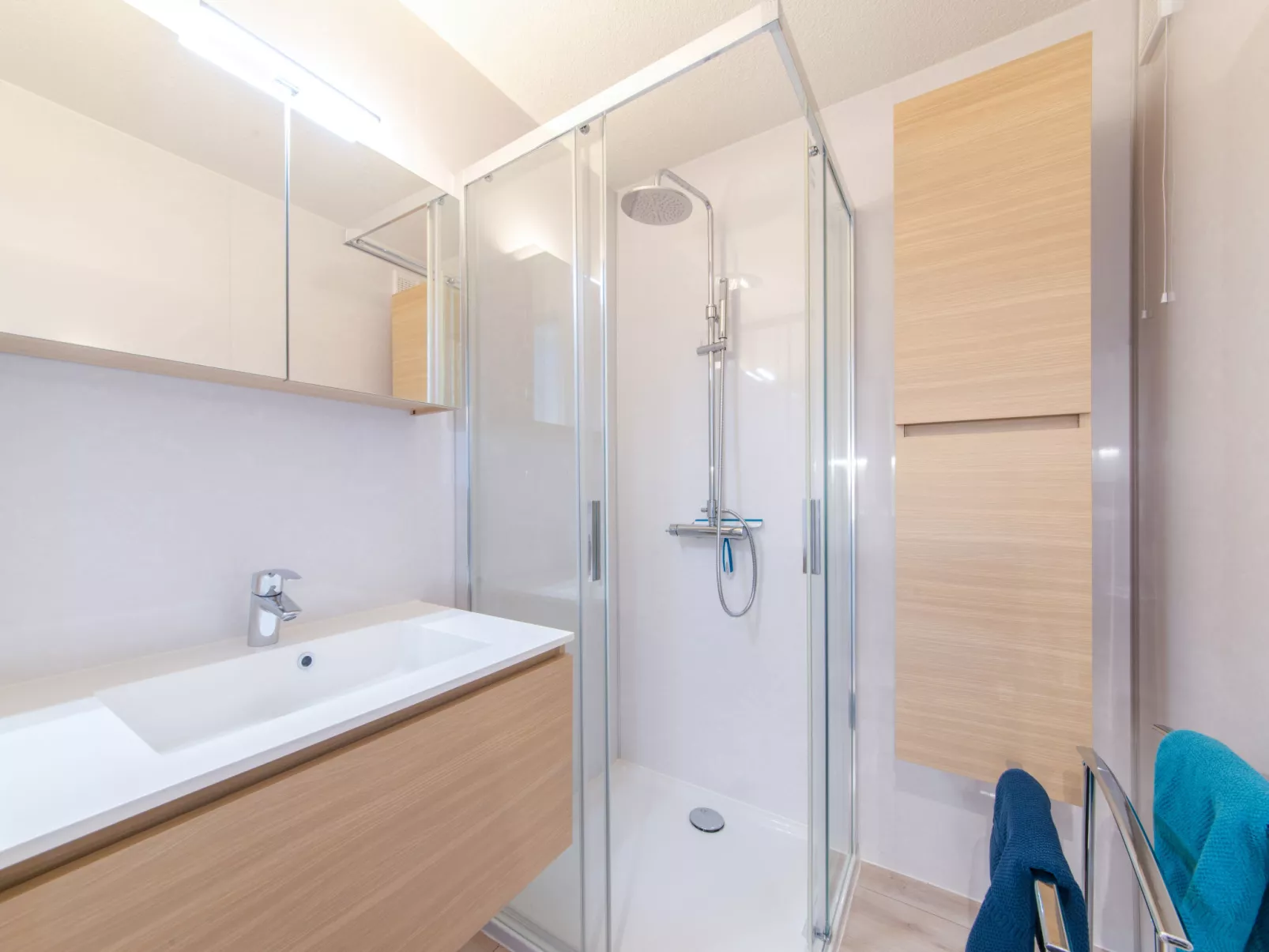 Isabelle with parking and shared pool-Binnen