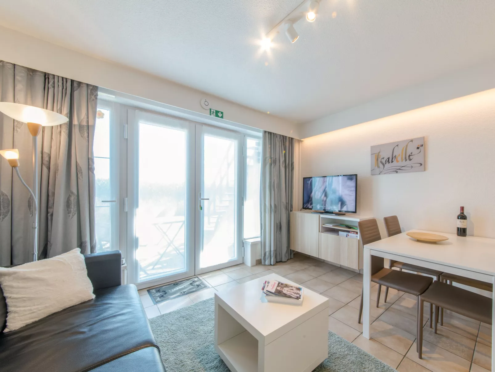 Isabelle with parking and shared pool-Binnen