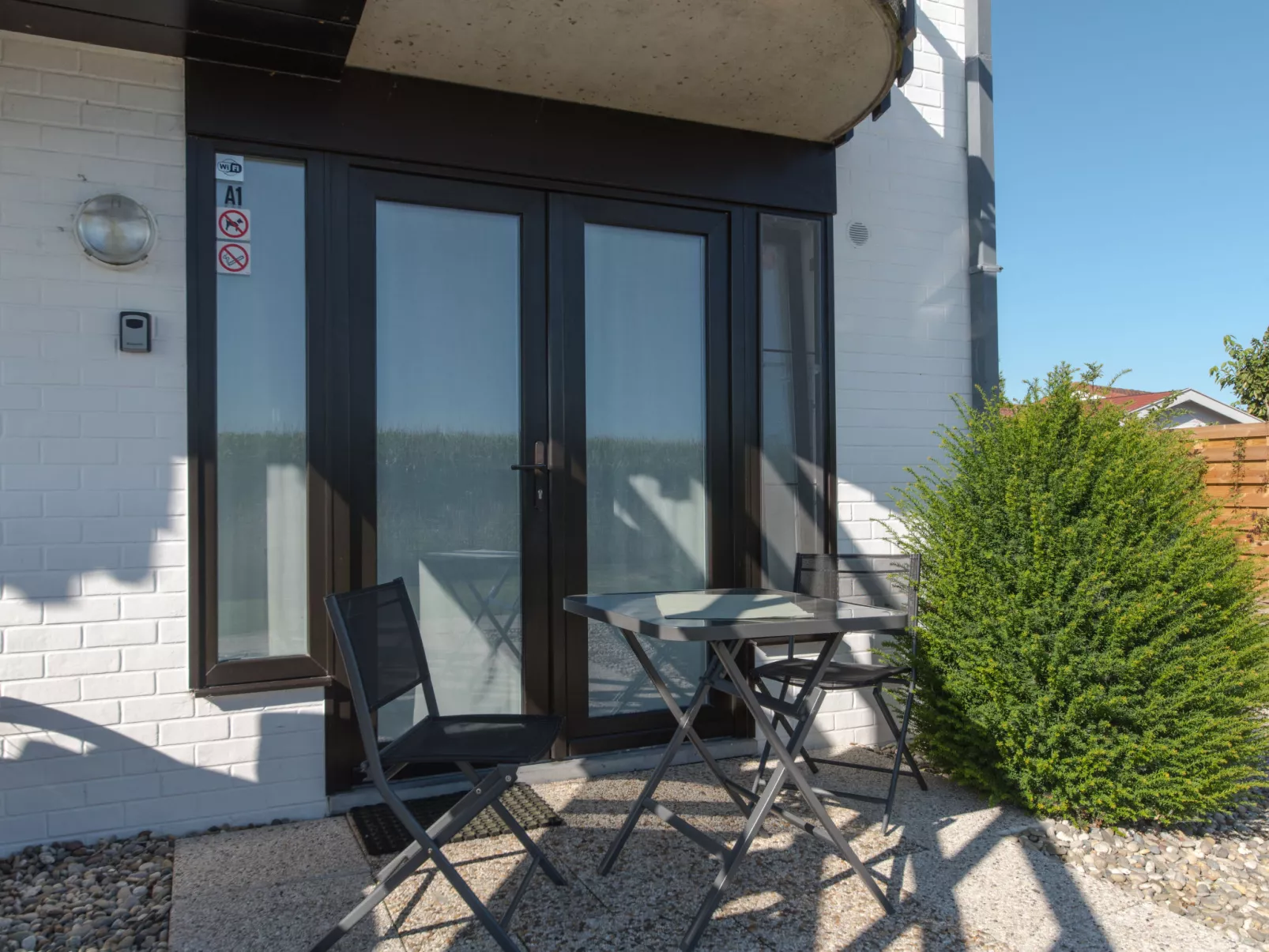 Isabelle with parking and shared pool-Buiten