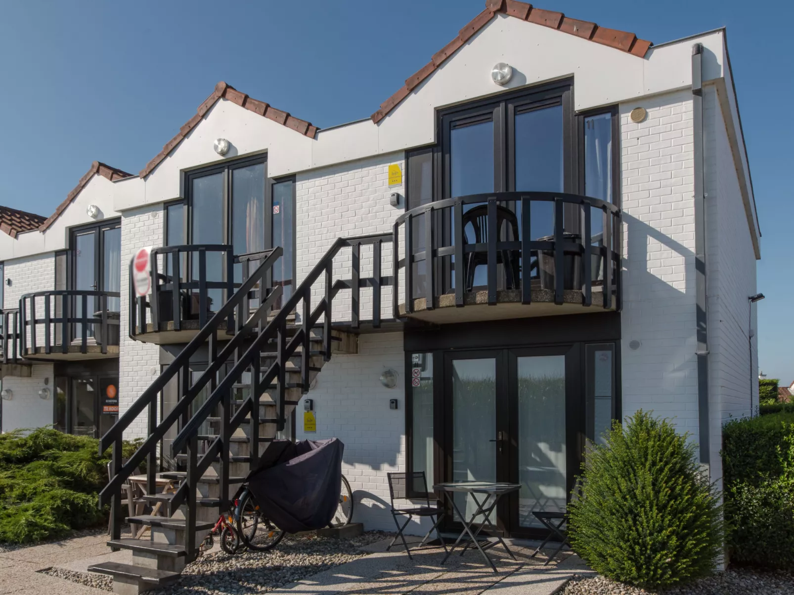 Isabelle with parking and shared pool-Buiten
