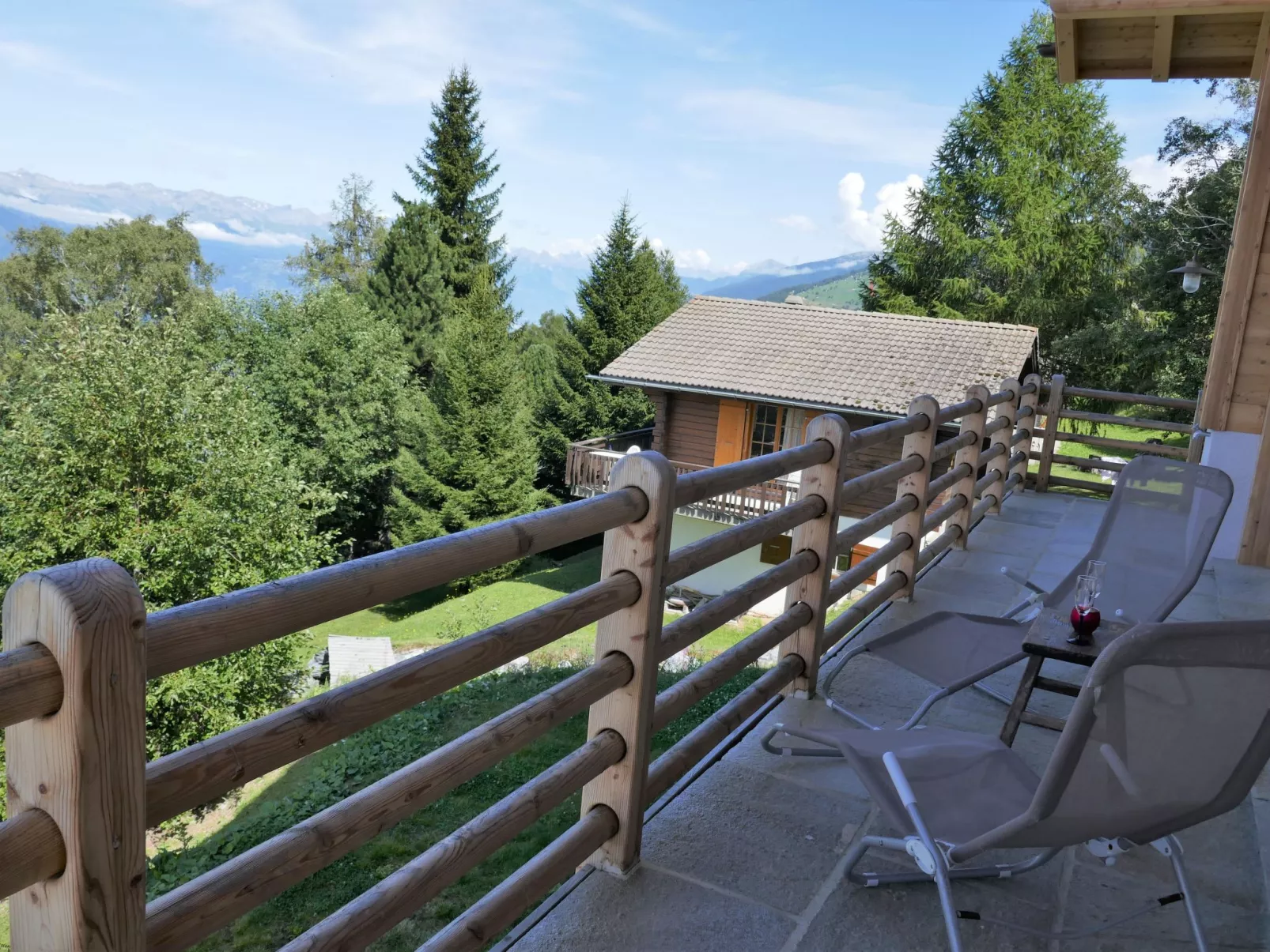 Chalet Jadi-Buiten