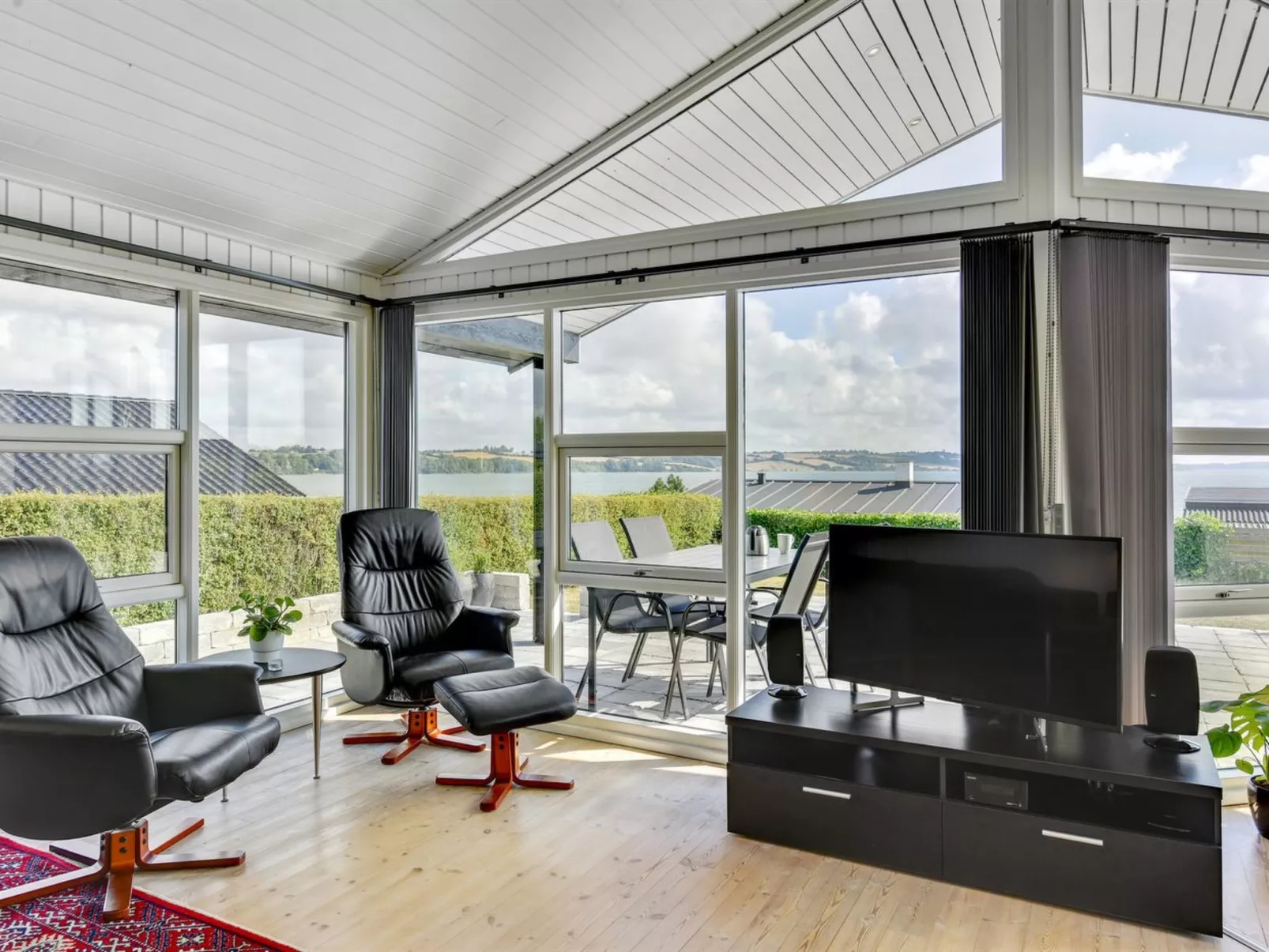"Beowulf" - 200m from the sea-Binnen