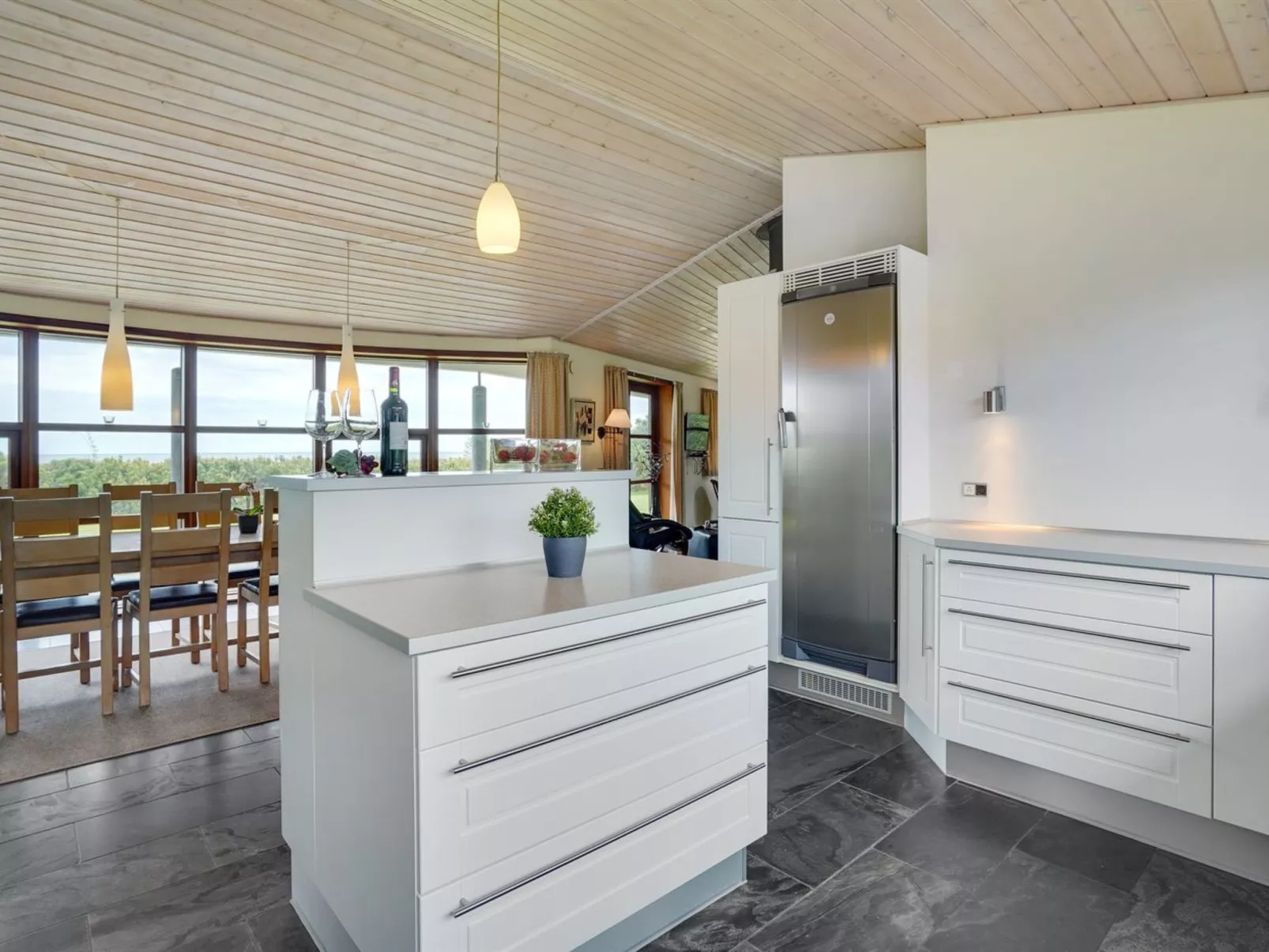 "Amundi" - 3.8km from the sea-Binnen