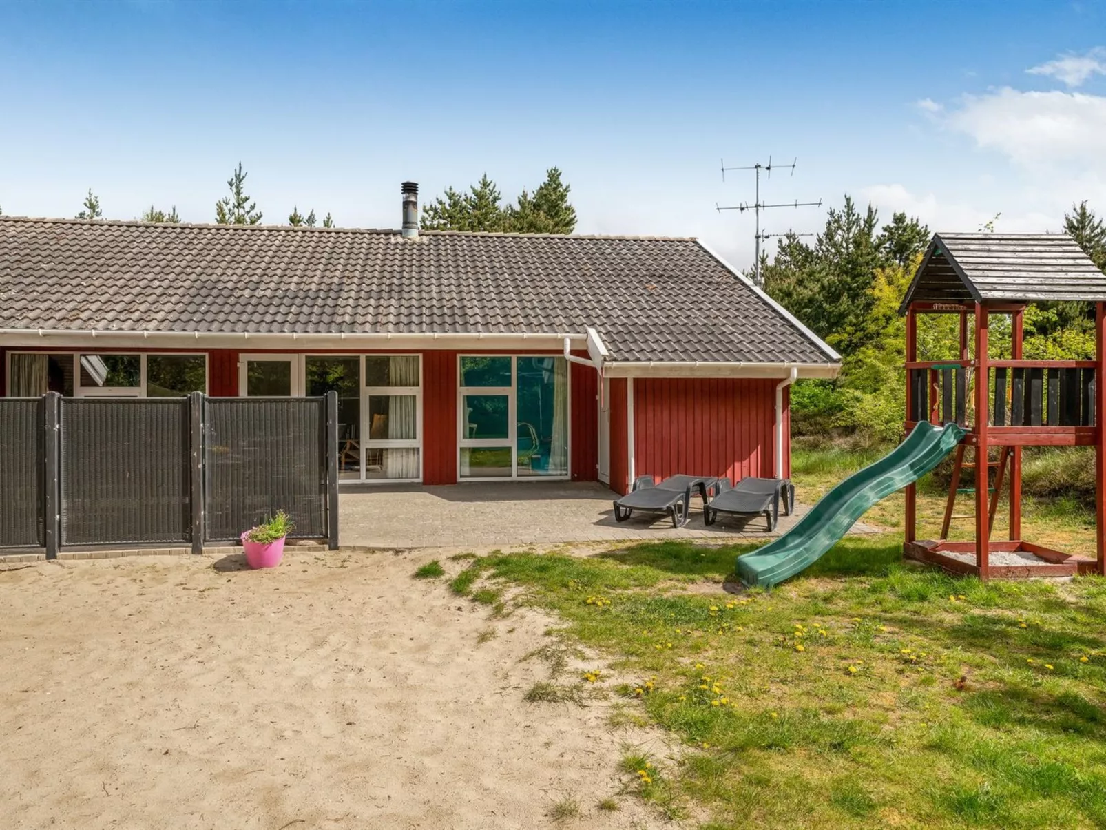 "Livni" - 3.8km from the sea-Buiten