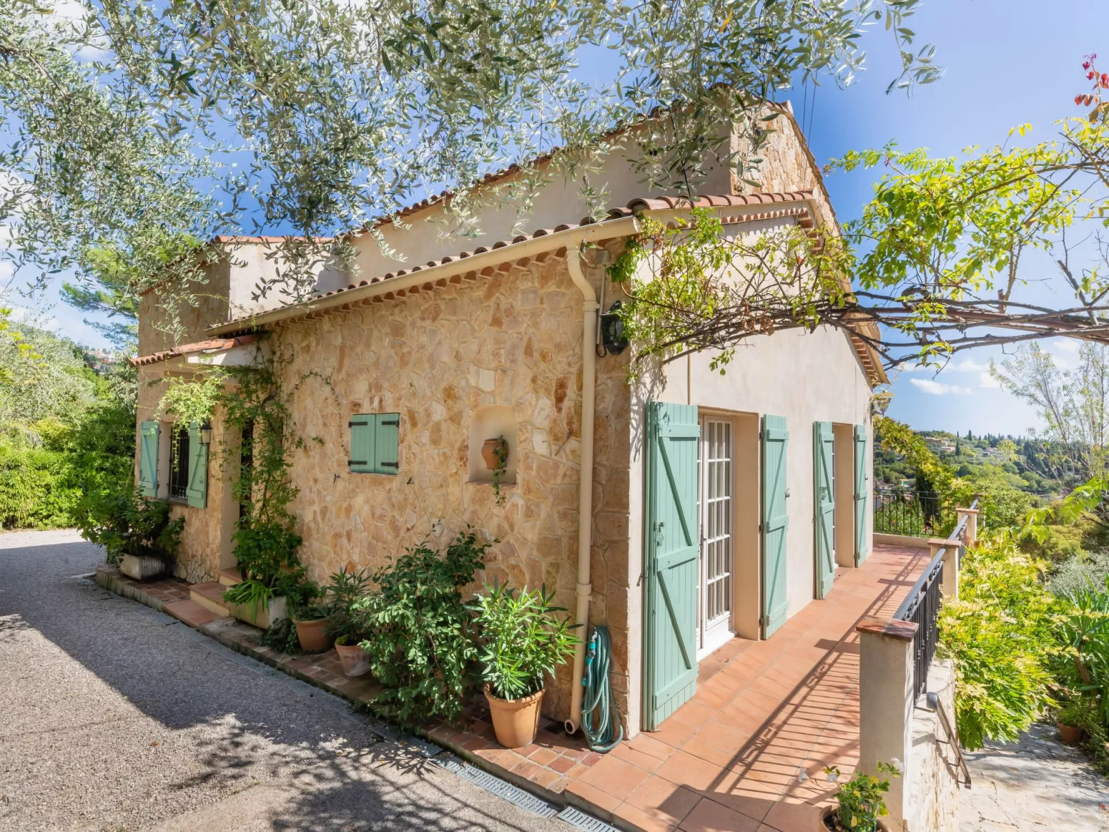 La Garance-Buiten