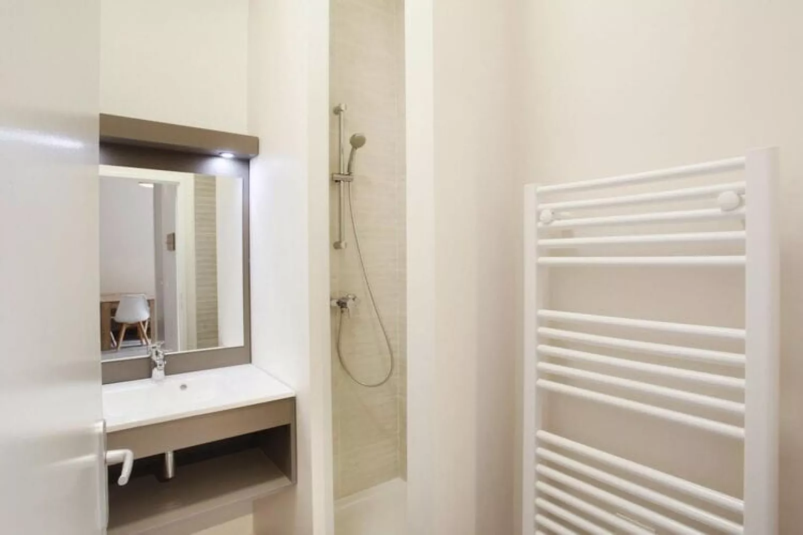 Studio in Cavalaire-sur-Mer vlakbij het strand-Badkamer