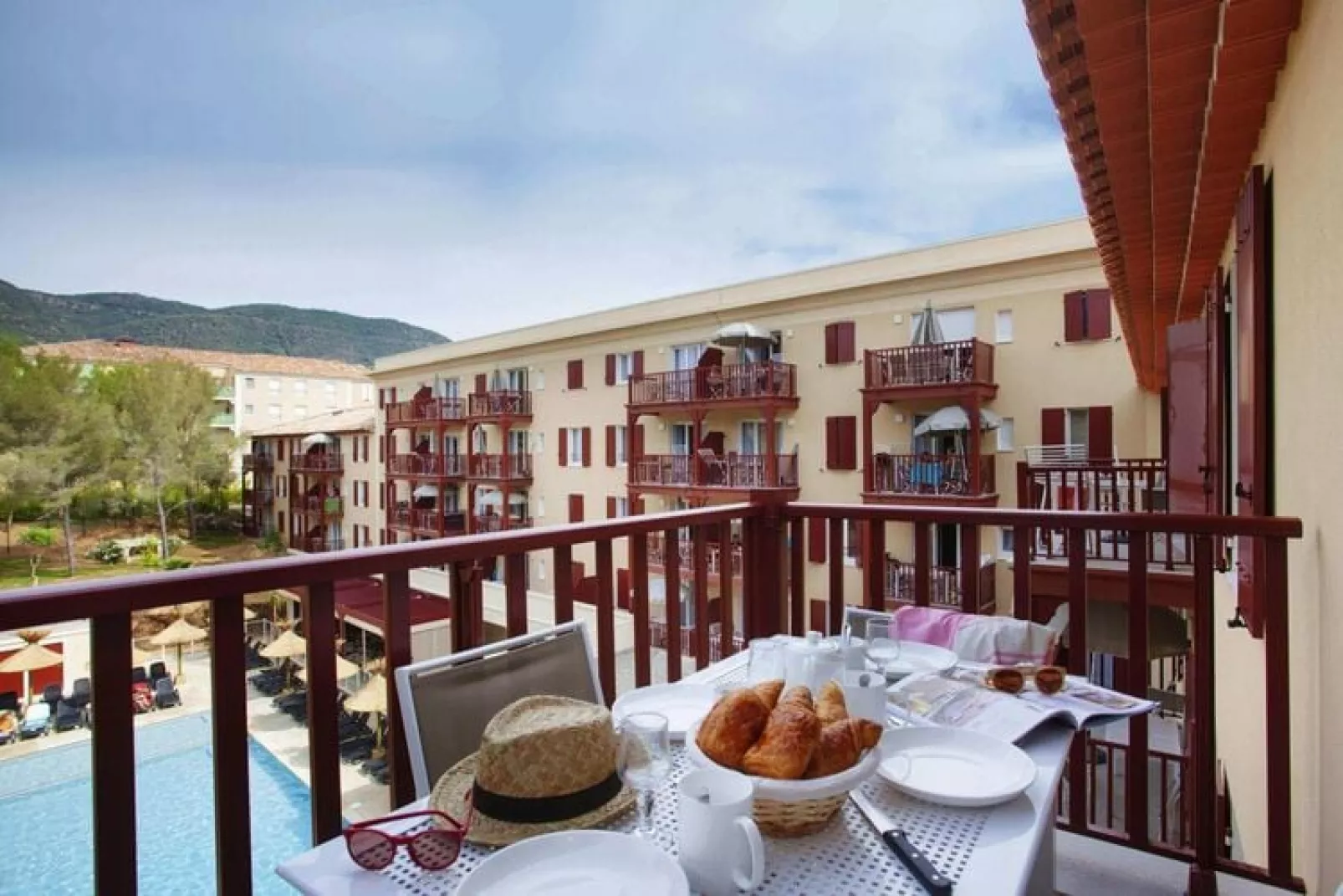 Studio in Cavalaire-sur-Mer met een gedeeld zwembad-Terras