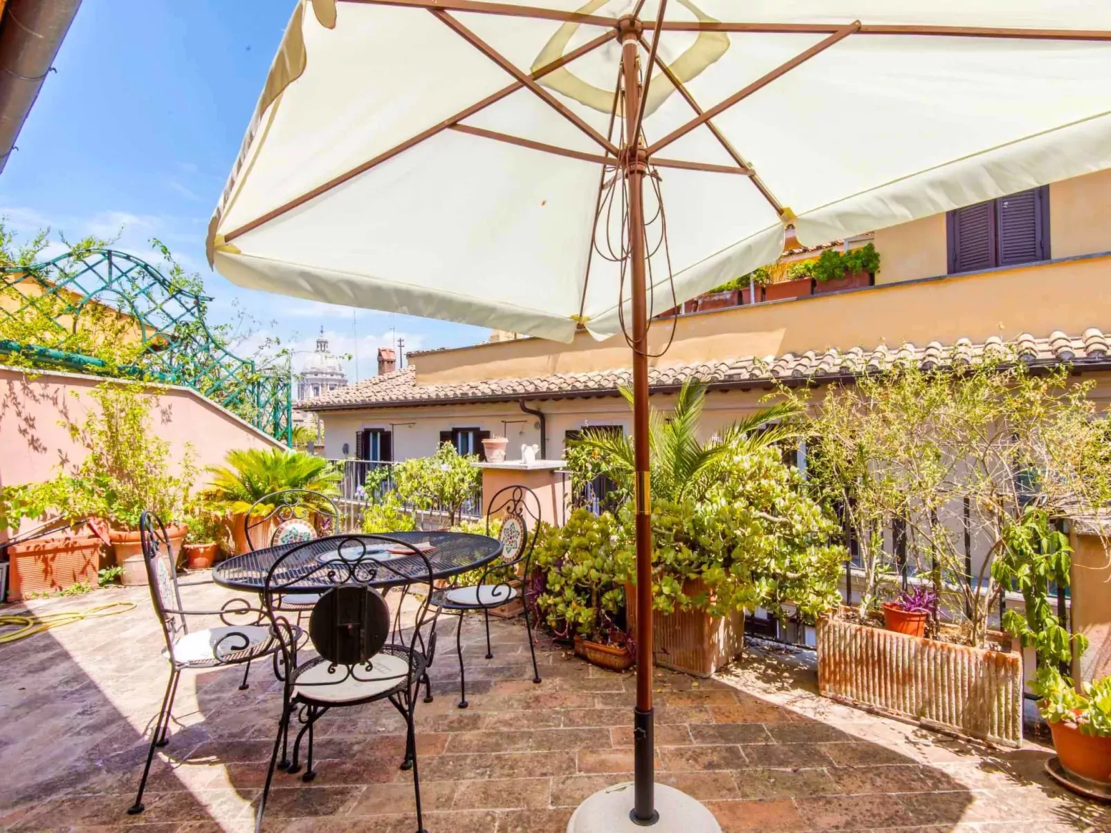 Charming Terrace-Buiten