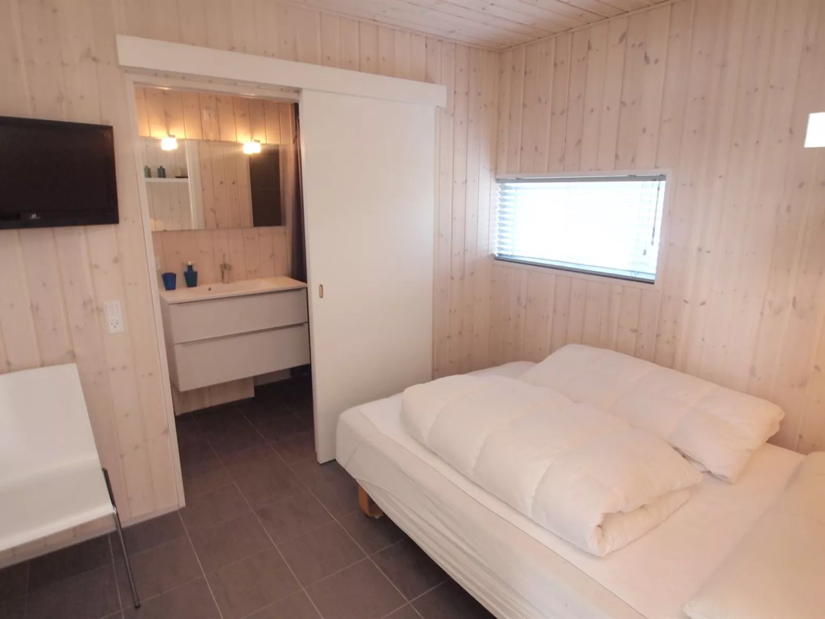 "Reinhard" - 50m from the sea-Binnen