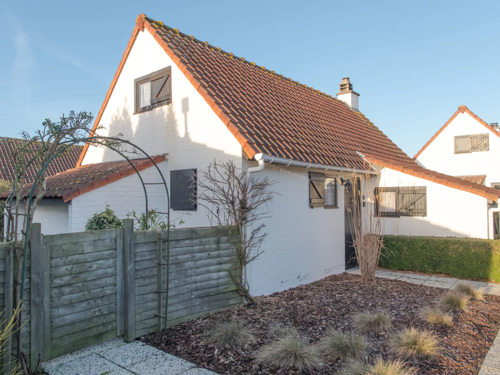 V32 with parking and shared pool-Buiten