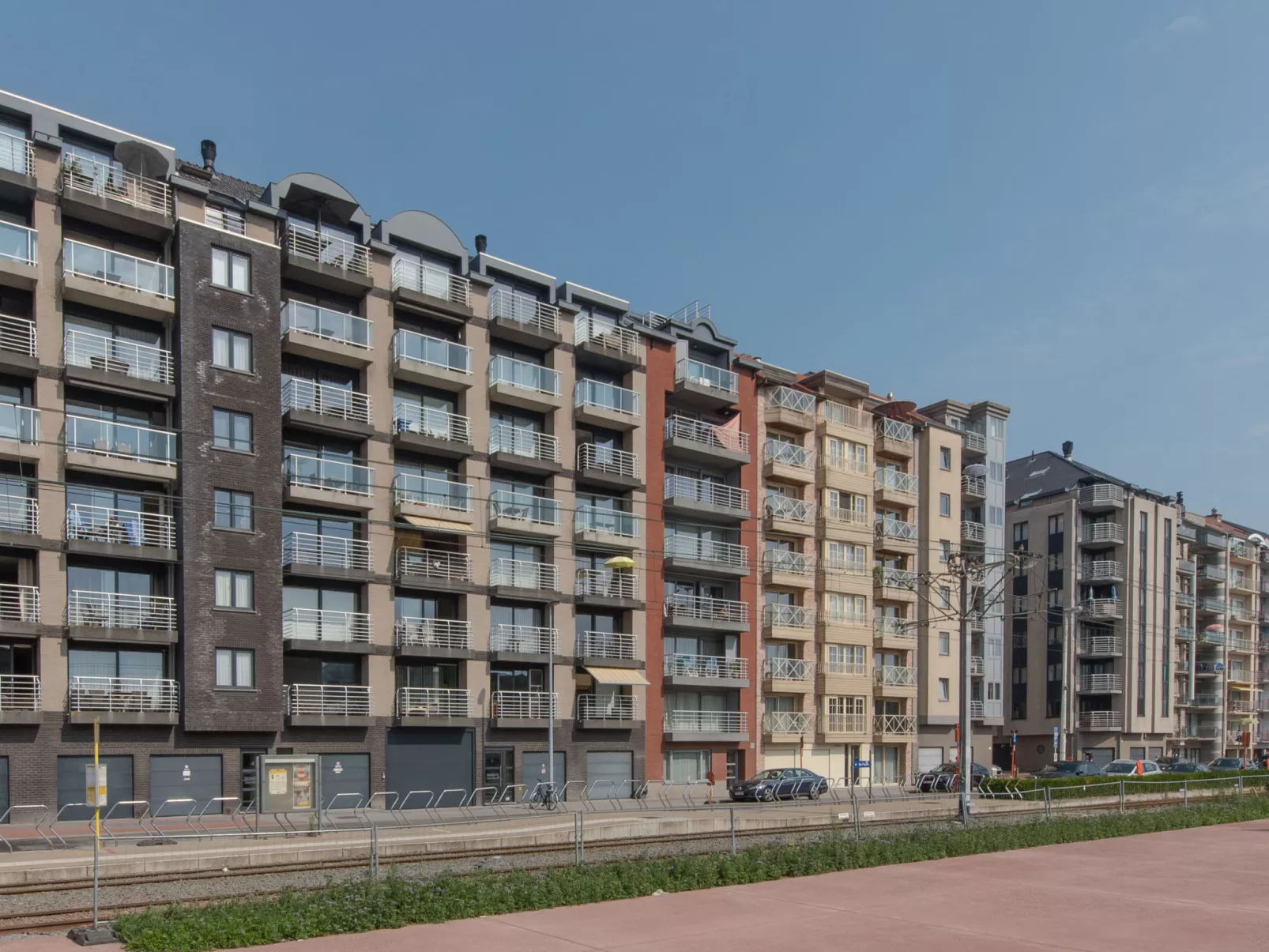 Skyview with parking and balcony-Buiten
