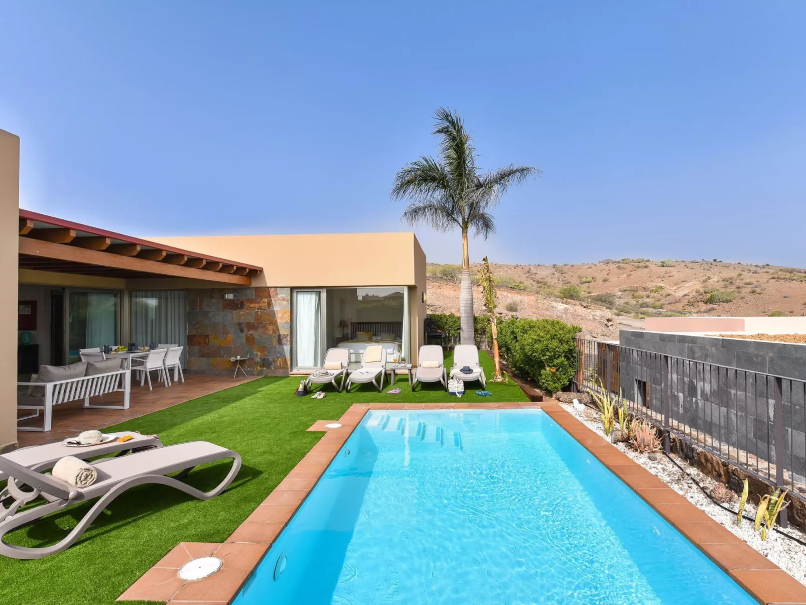 Par 4 Villa 9 with Pool Salobre-Binnen