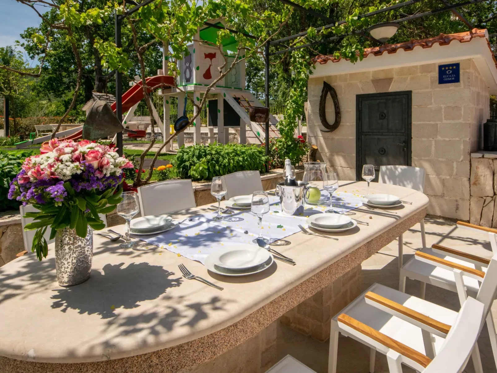 Villa Dalmatica moderna-Buiten