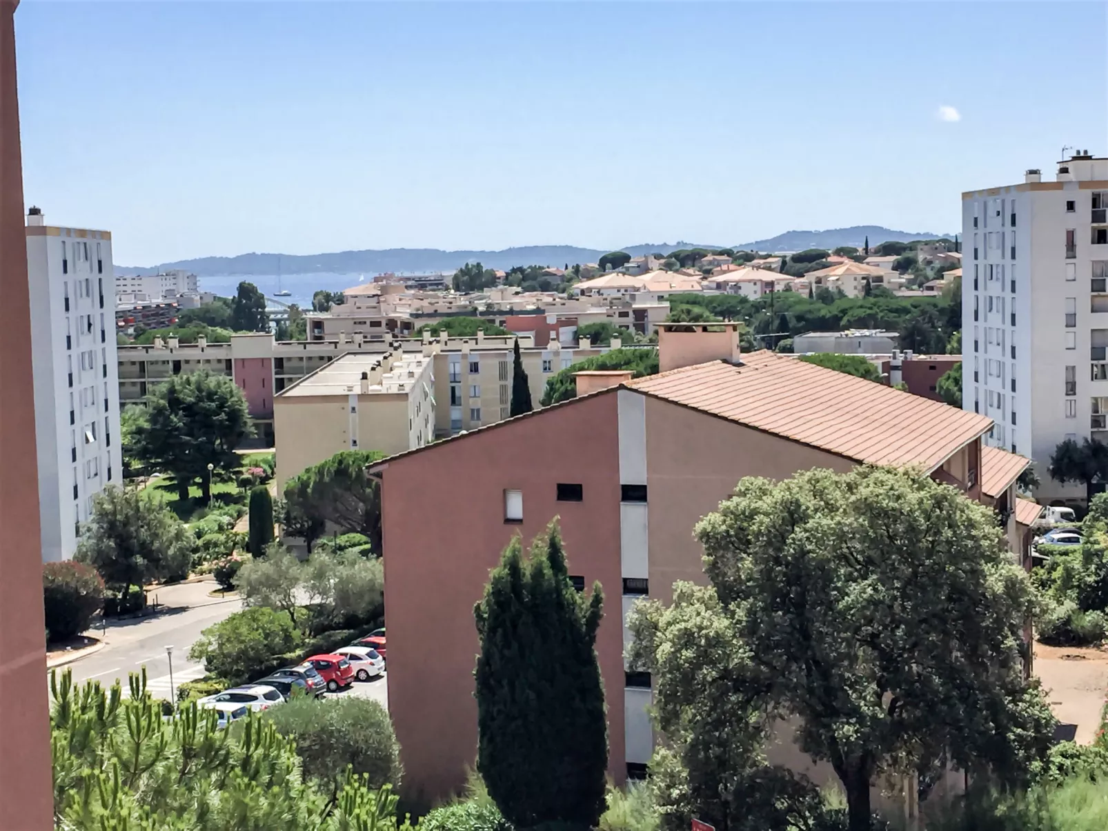 Les Pins Ensoleilles-Buiten