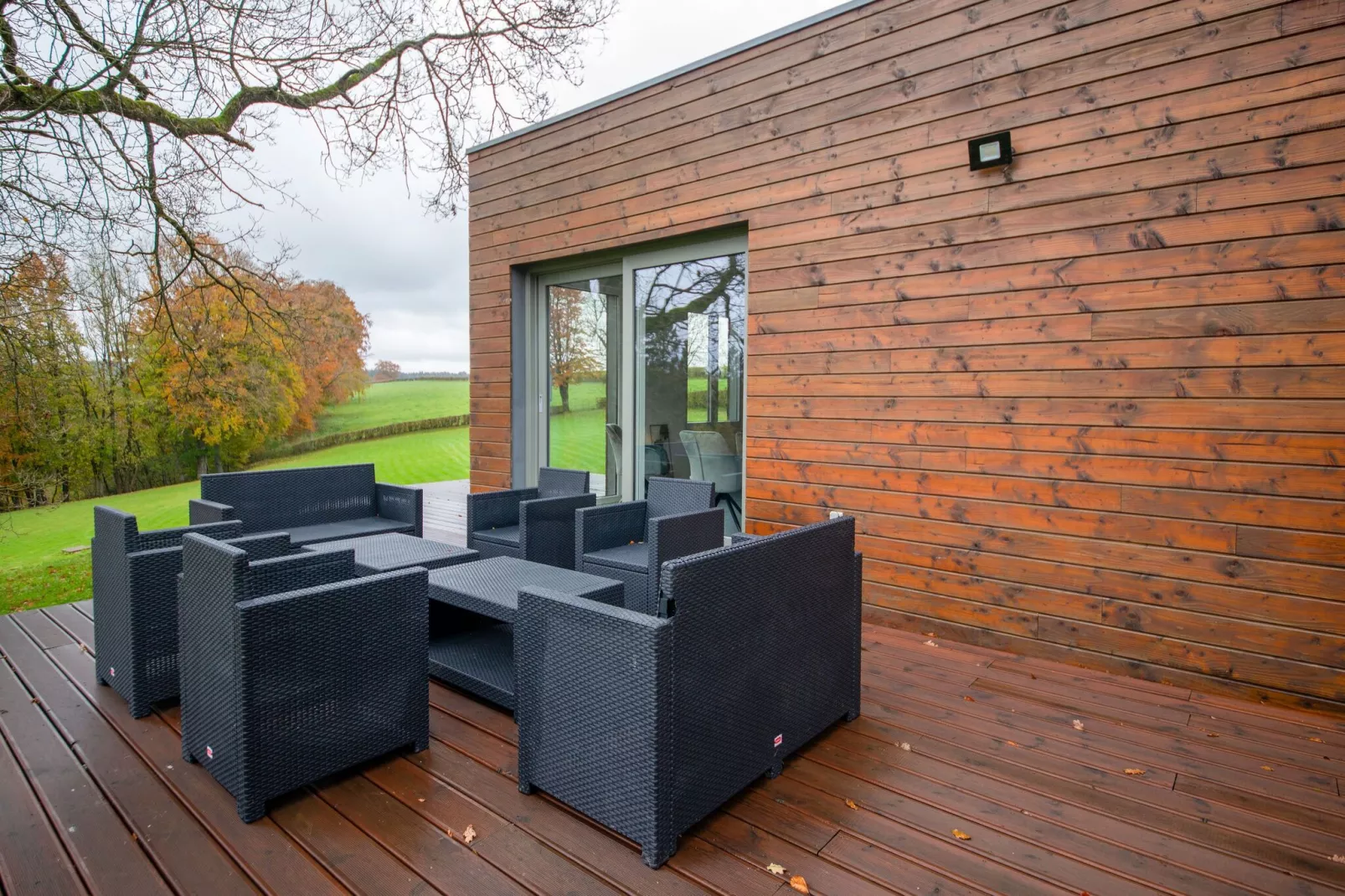 Superbe maison de vacances pour 15 adultes située à Champagne Le chêne et l'eau-Terrasbalkon