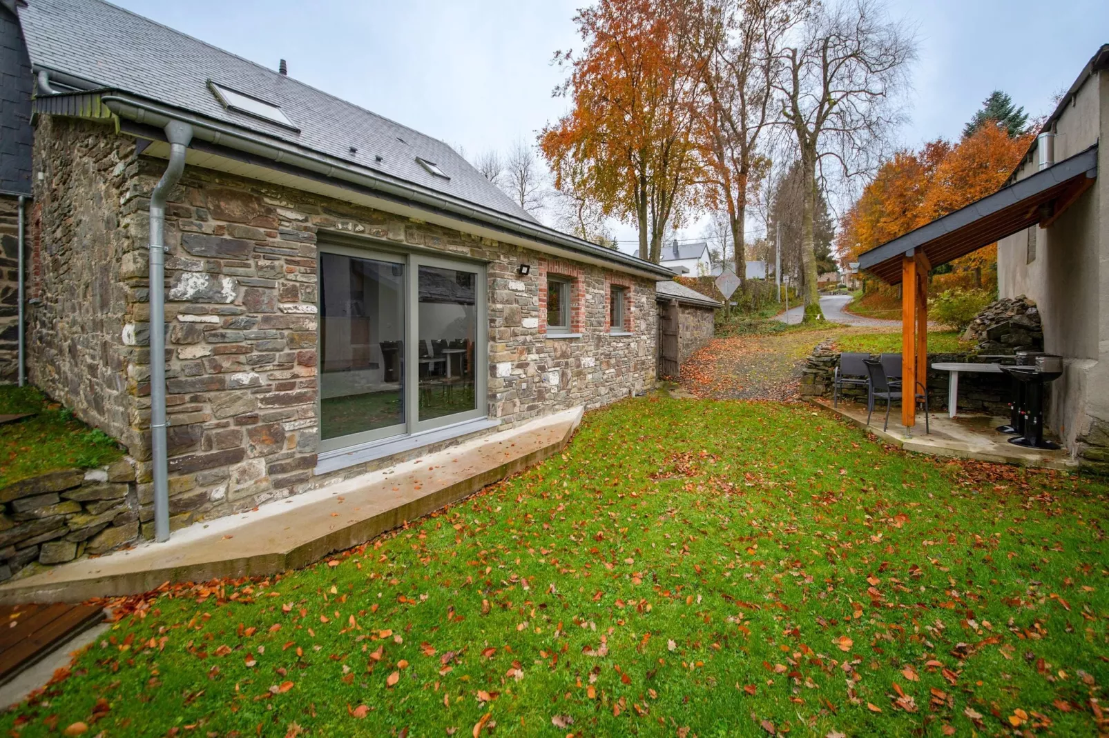 Superbe maison de vacances pour 15 adultes située à Champagne Le chêne et l'eau-Tuinen zomer