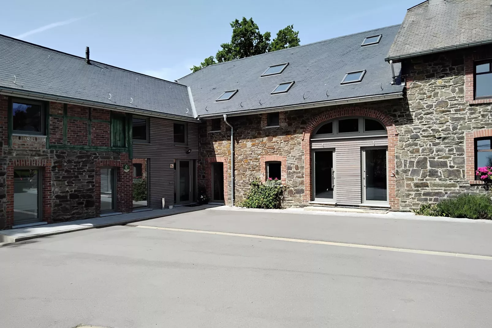 Superbe maison de vacances pour 15 adultes située à Champagne Le chêne et l'eau-Buitenkant zomer