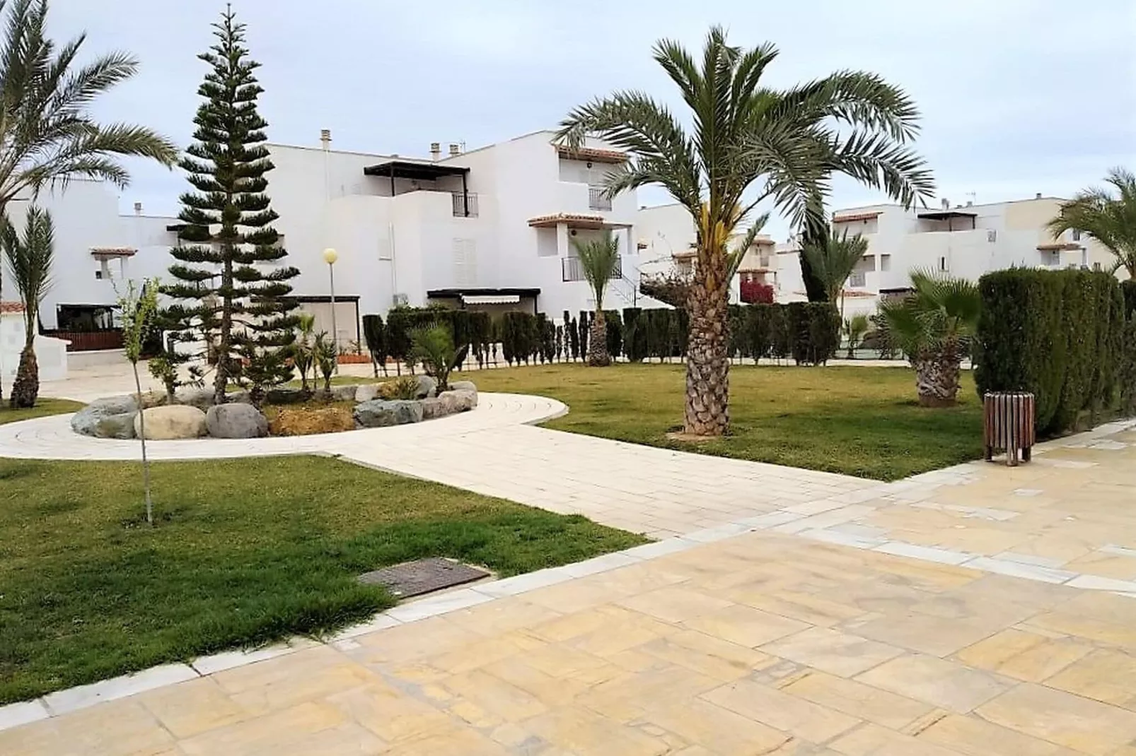Natura World Duplex con patio privado 1d y 1b-Buitenkant zomer