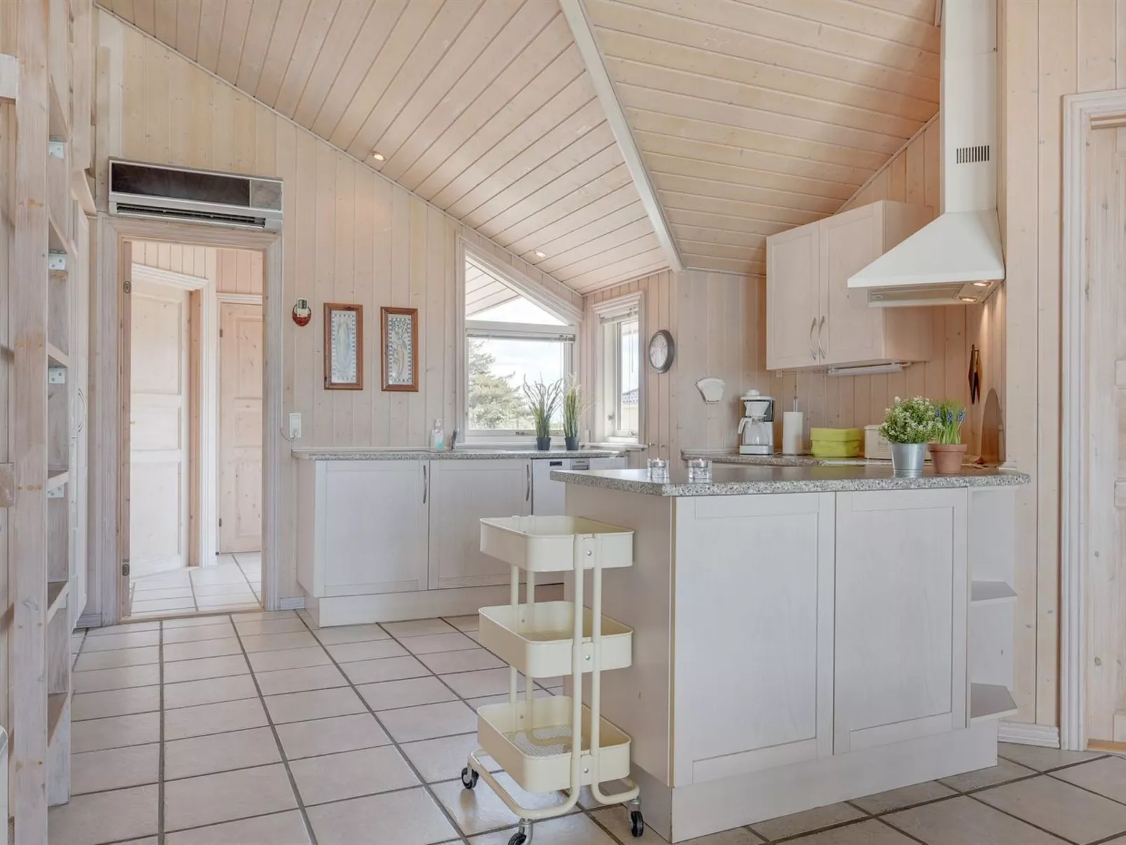 "Hermandine" - 700m from the sea-Binnen
