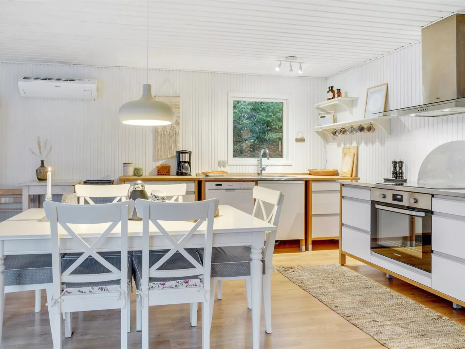 "Sadie" - 1.3km from the sea-Binnen