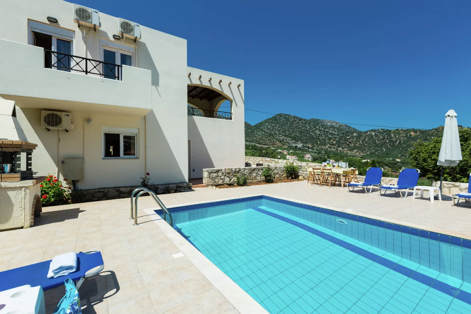 Villa Kostis-Buitenkant zomer
