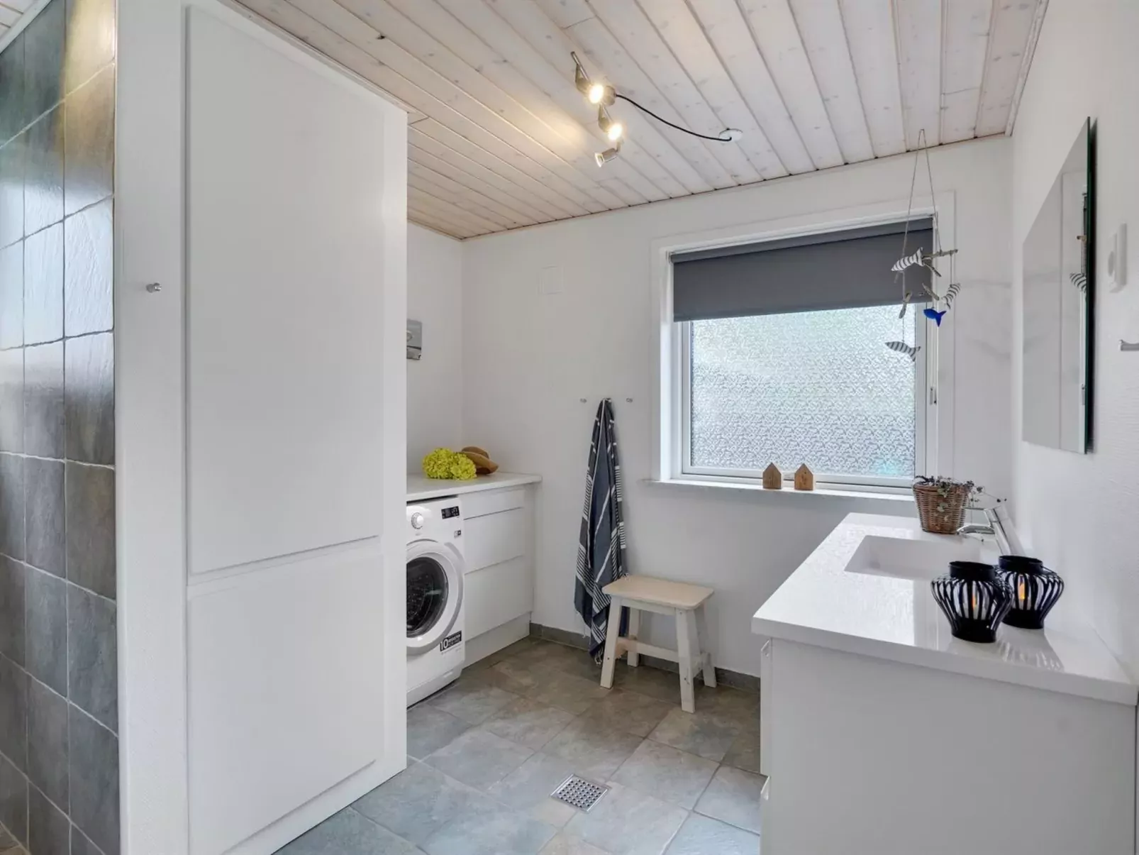 "Bjarka" - 2.9km from the sea-Binnen