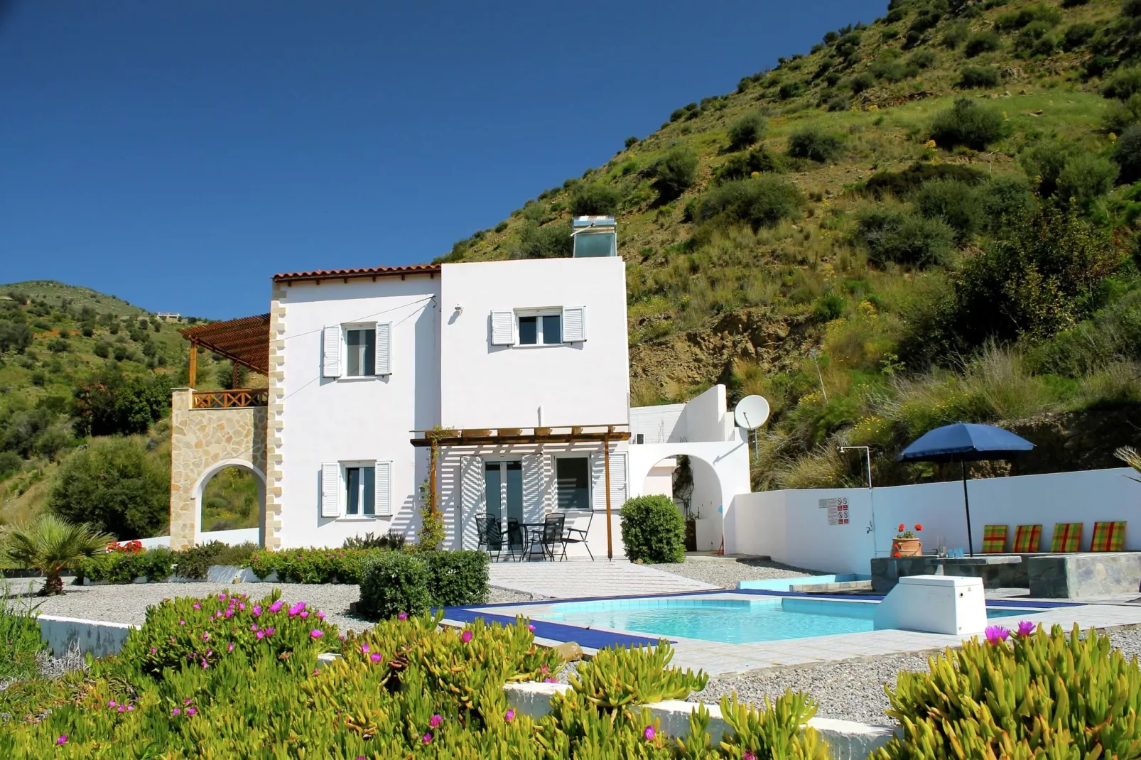 Villa Eleni-Buitenkant zomer